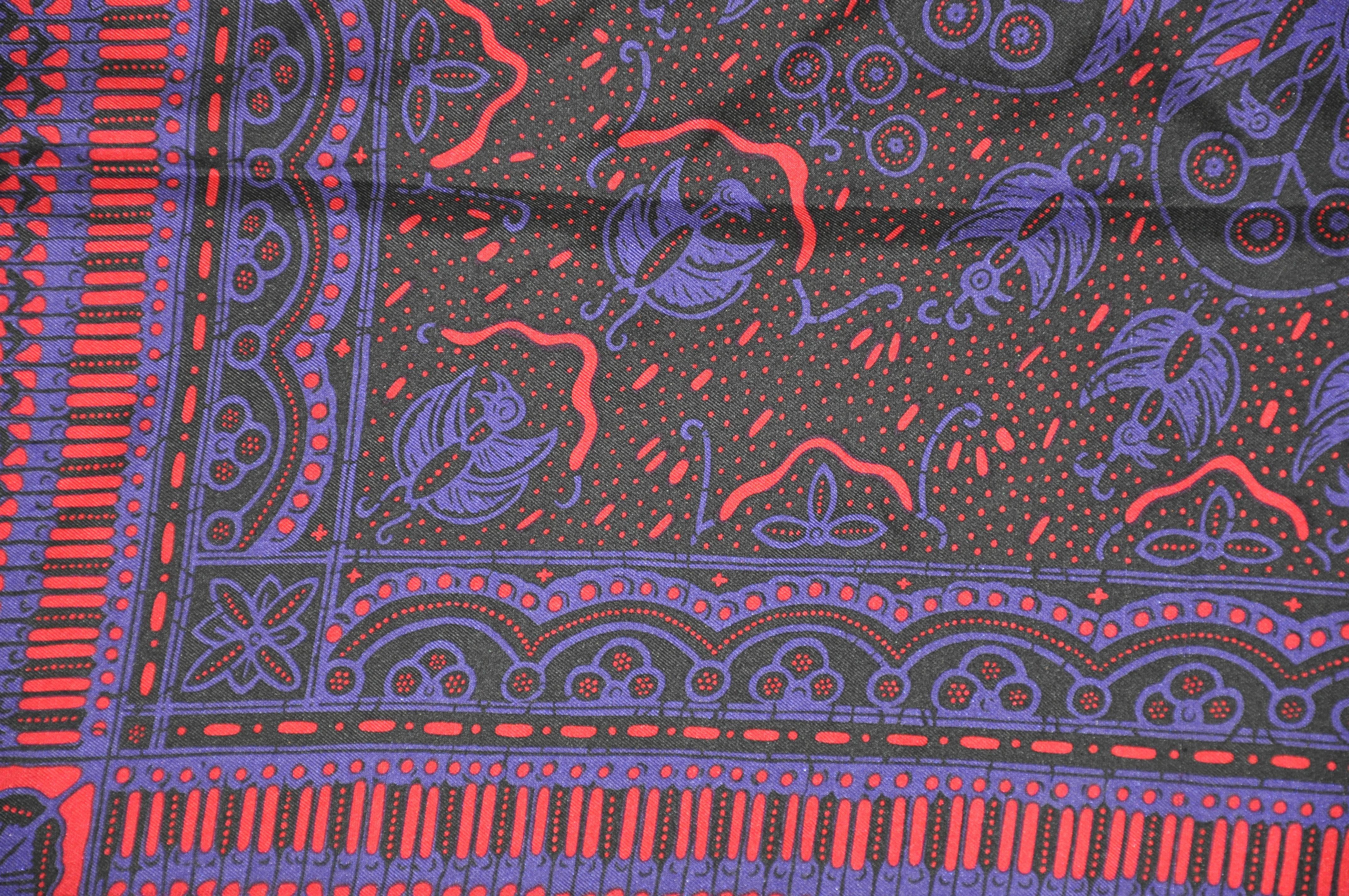      Merveilleusement élégant Perry Ellis fuchsia profond et violet multi-motifs entouré de bordures noires. L'écharpe mesure 30 pouces sur 31 pouces. Fabriquées en Italie.