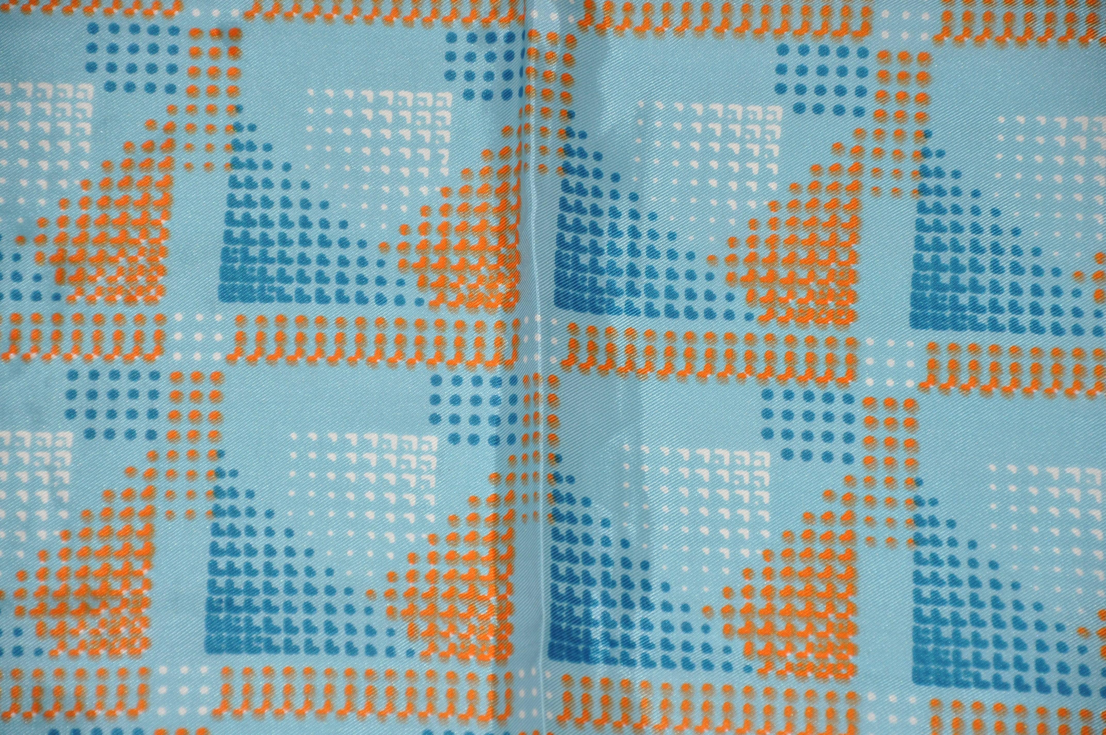 Bufanda Abstracta Atrevida Borde Mandarina con Tonos Azules y Naranja en Bueno estado para la venta en New York, NY