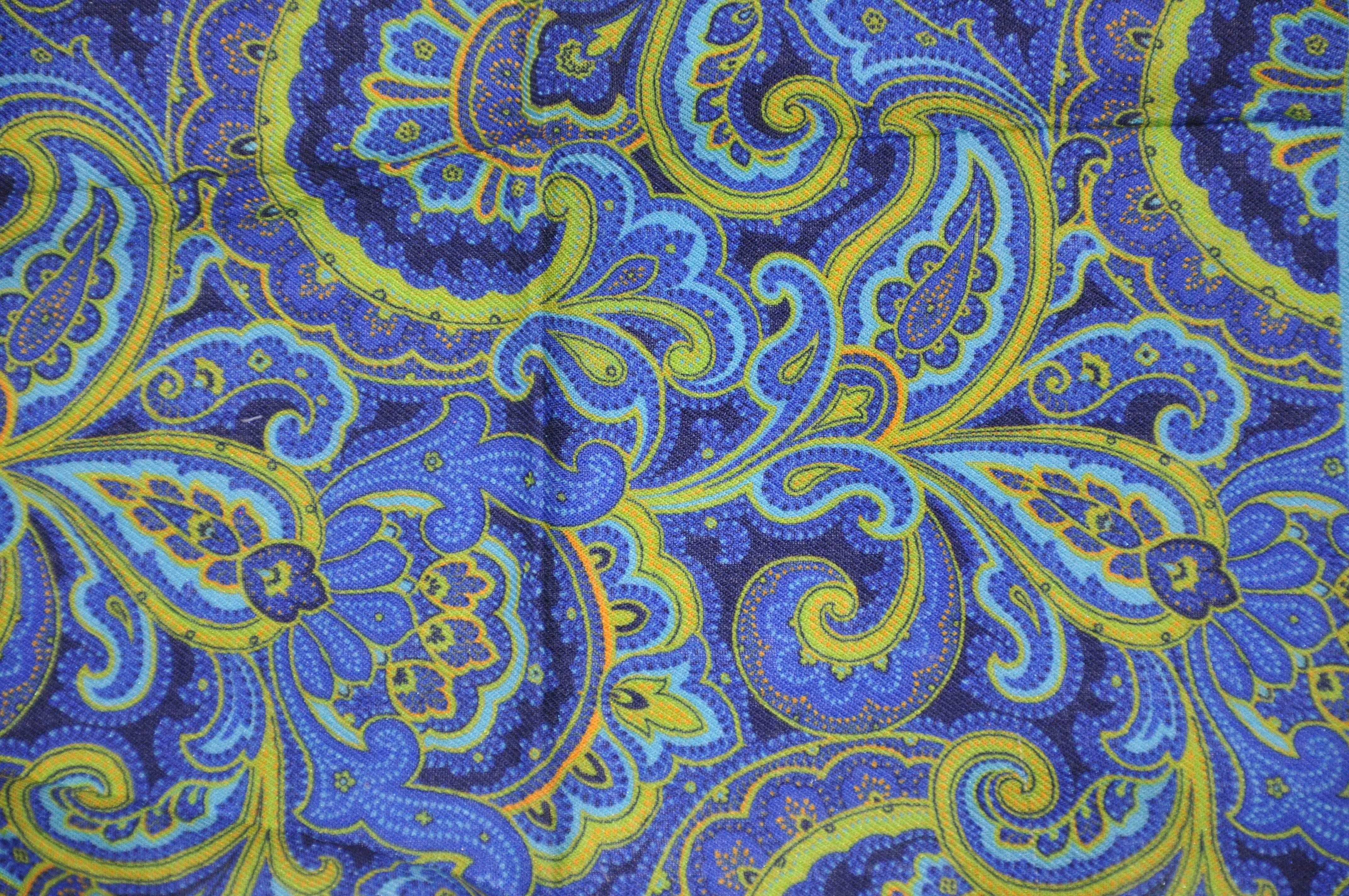        L'imprimé palsey multicolore merveilleusement détaillé d'Ike Behar en mouchoir de poche 70 % laine challis et 30 % soie est détaillé avec des bords roulés à la main et mesure 12 pouces par 12 pouces. Fabriquées en Italie.