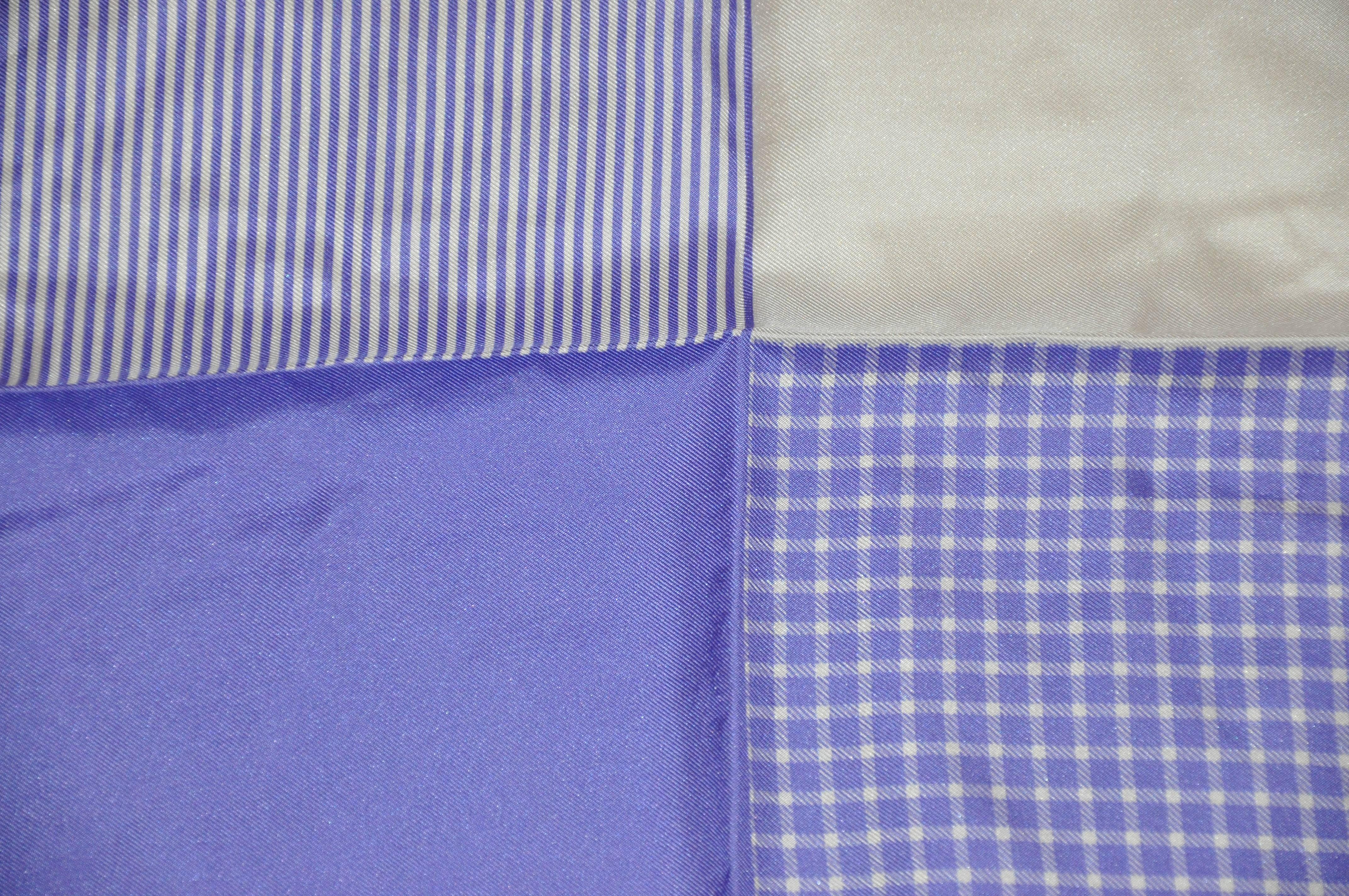        Mouchoir en soie de couleur lavande avec bordure marine, détaillé avec des bords roulés à la main et mesurant 17 pouces par 17 pouces. Fabriquées en Italie.