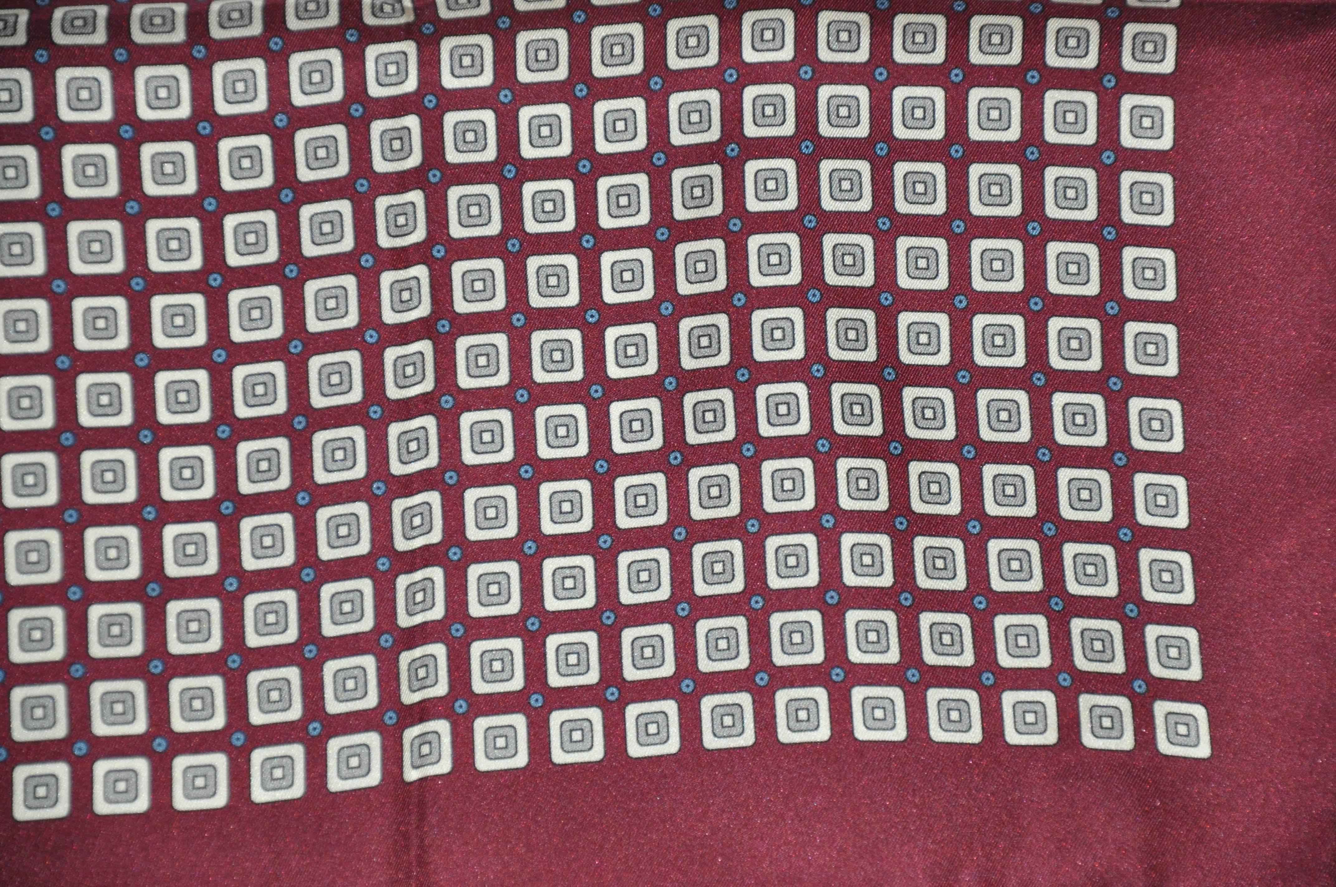      Klassische Ziegel-Burgunder Rand umgeben Multi-Muster-Center Seide Taschentuch ist mit handgerollten Kanten akzentuiert und misst 13 Zoll von 13 Zoll. Hergestellt in Italien.