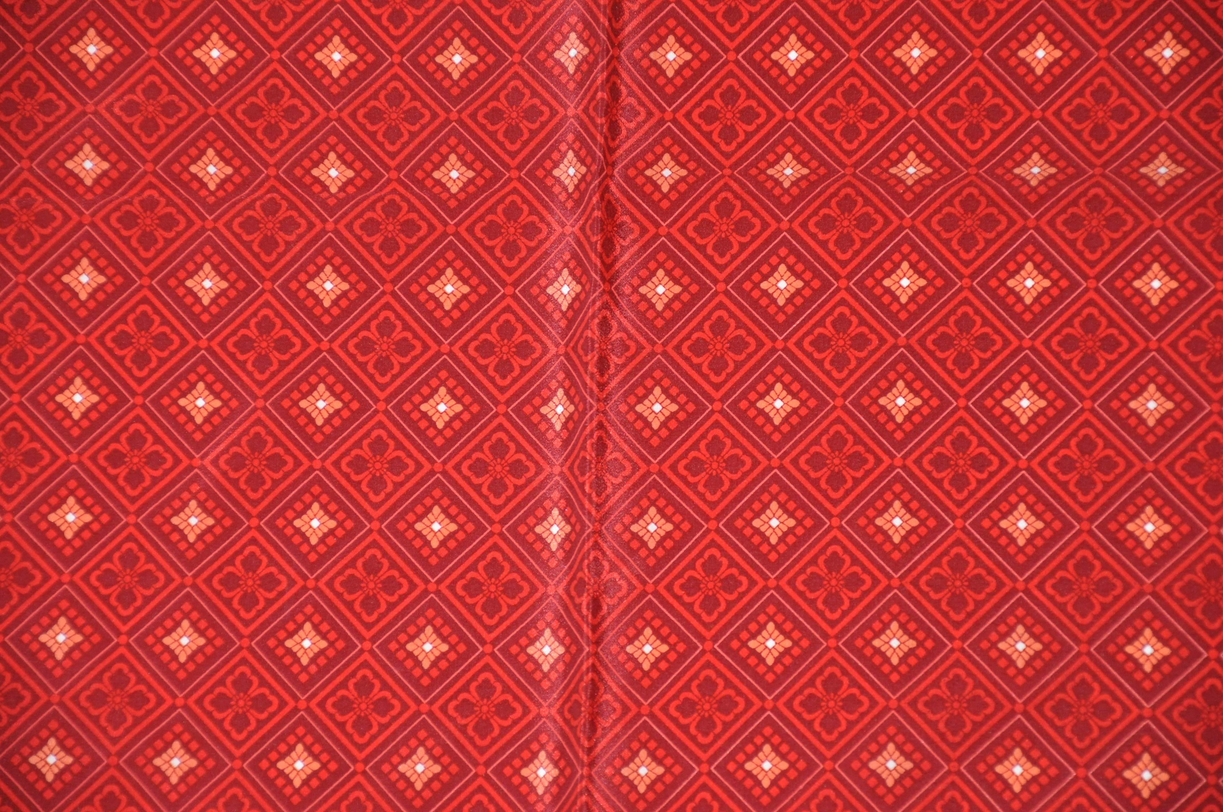 Rouge Mouchoir à main en soie bordeaux avec plusieurs rouges au centre en vente