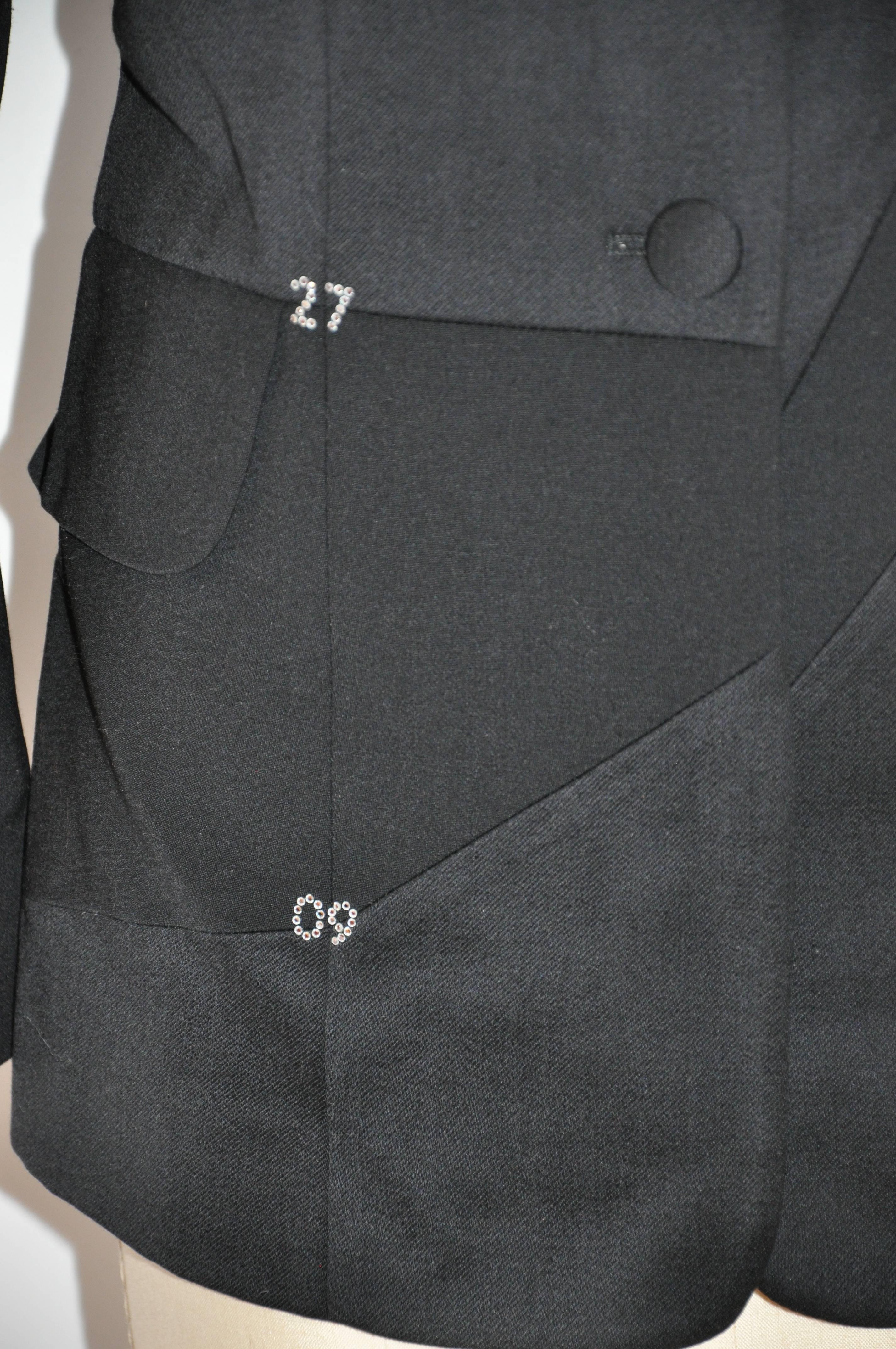 Moschino Schwarzer „“Numerology“-Blazer von Moschino mit zwei eingefassten Taschen für Damen oder Herren im Angebot