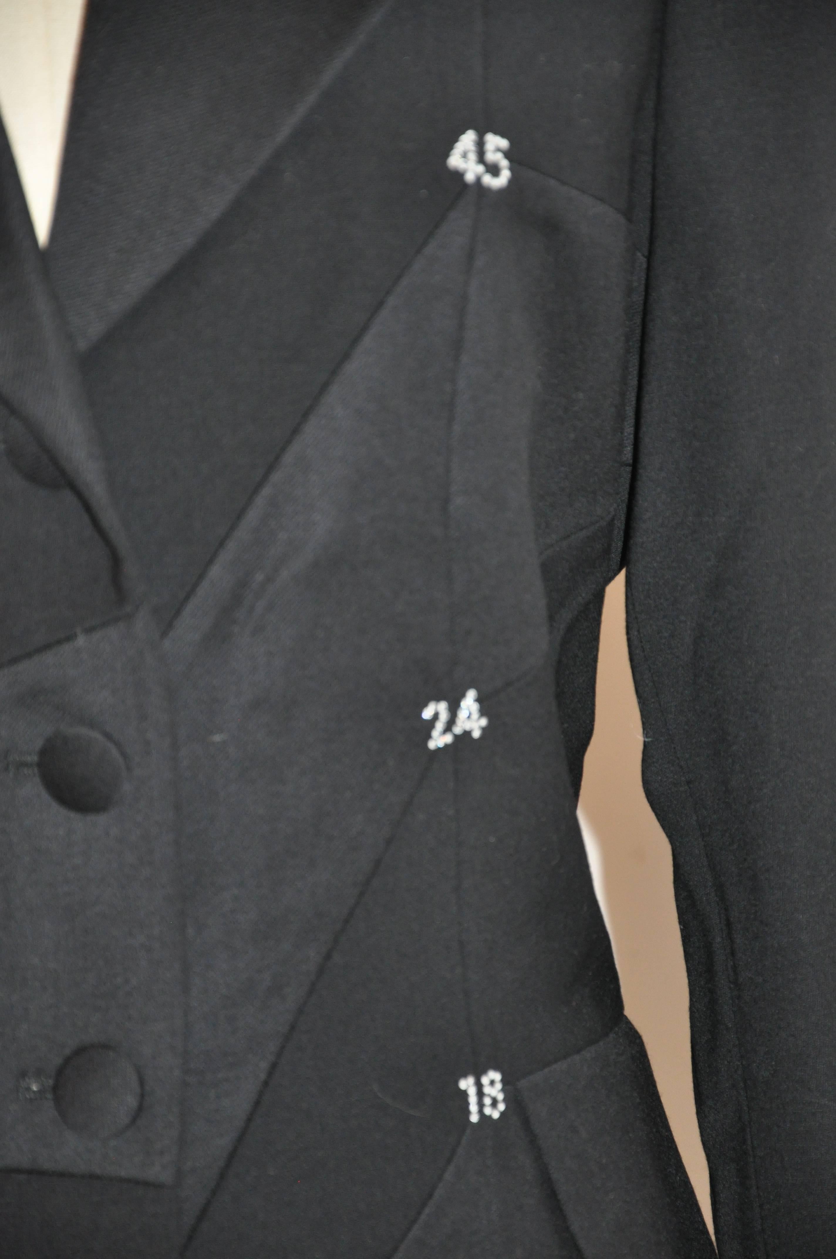 Moschino Schwarzer „“Numerology“-Blazer von Moschino mit zwei eingefassten Taschen im Angebot 1