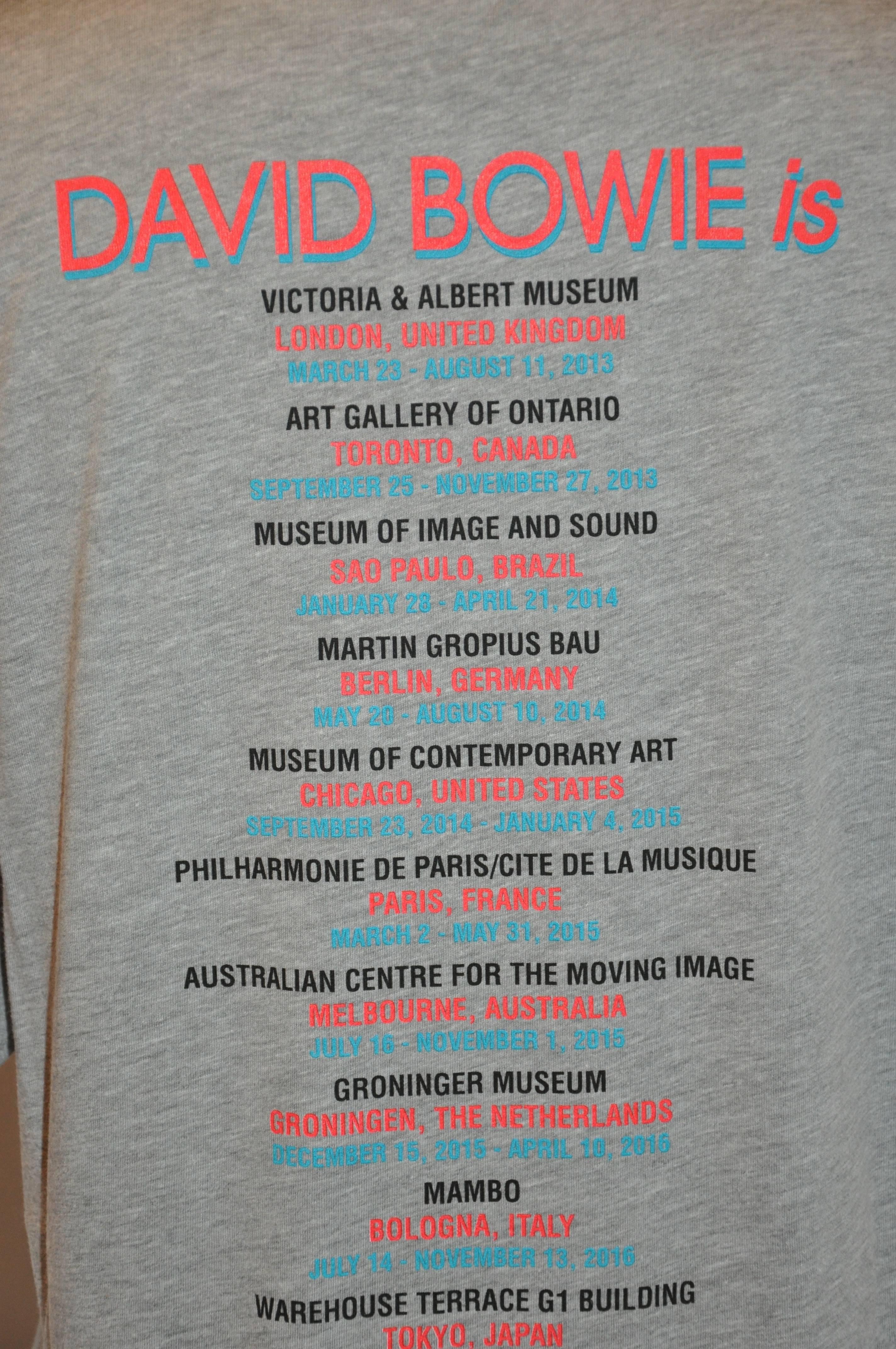 Gris David Bowie « Exposition rétrospective de la ville de New York »  T-shirt en coton gris « Ziggy »  en vente