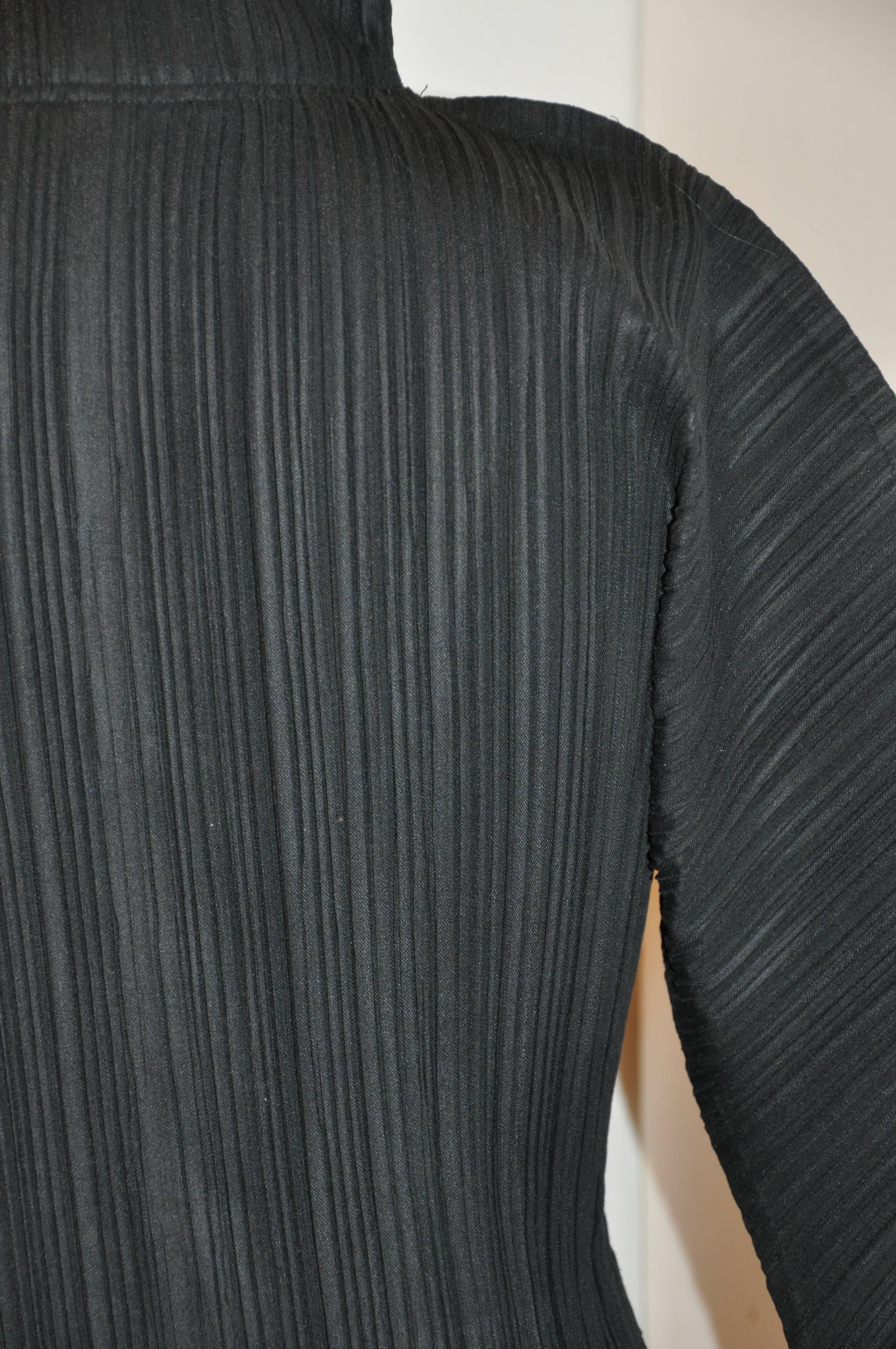 Noir Issey Miyake - Haut noir caractéristique à col haut et manches déconstruites à double fermeture éclair en vente