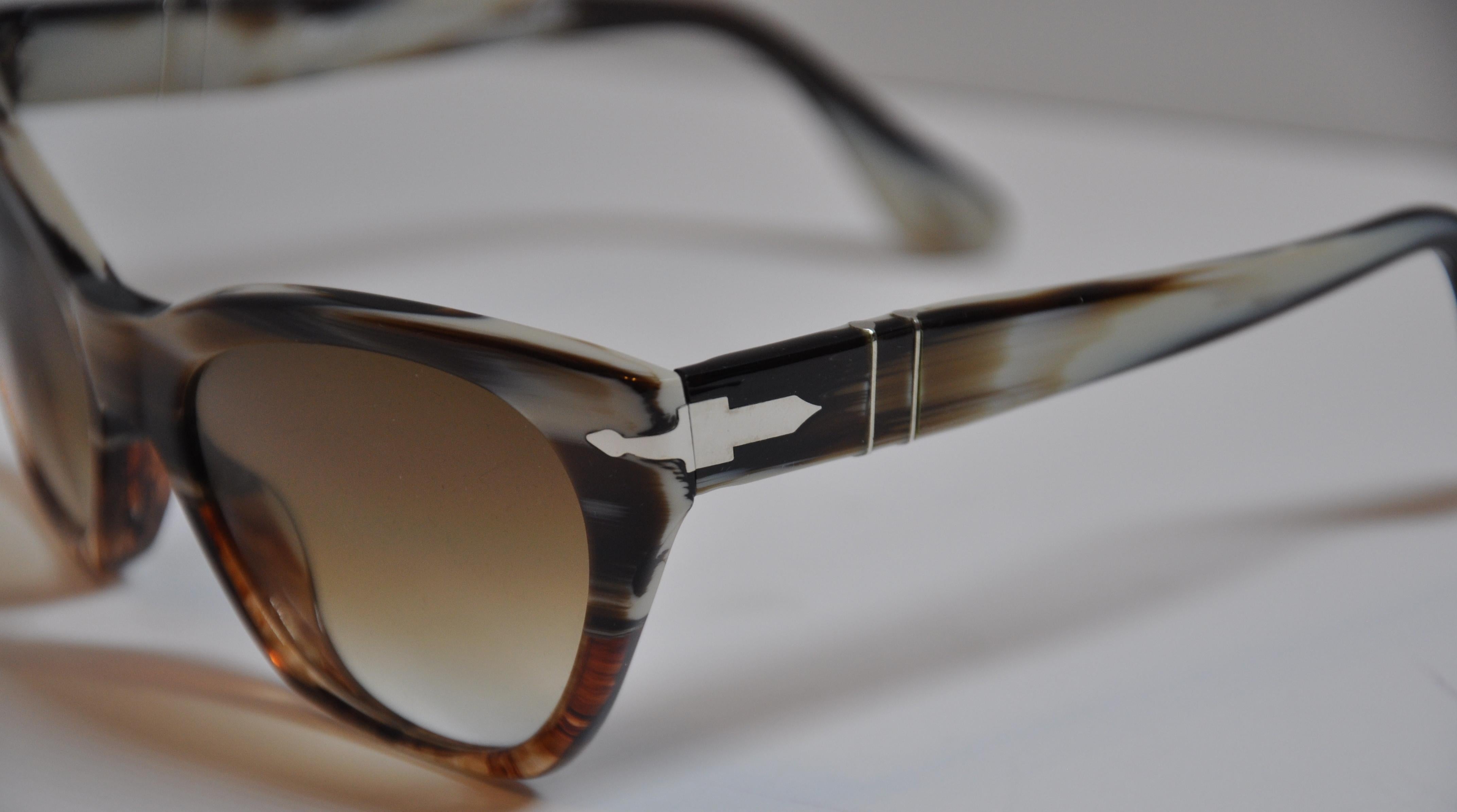        Persol wonderfully warm tortoise shell with polished gold hardware is handmade and carefully hand-polished as well. The corners is accented with polished gold 
