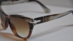 Occhiali da sole Persol Handmade Warm Tortoise Shell con hardware in oro lucido