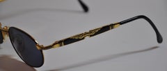 Gafas de sol Police de lucita negra con herrajes dorados y grabados detallados