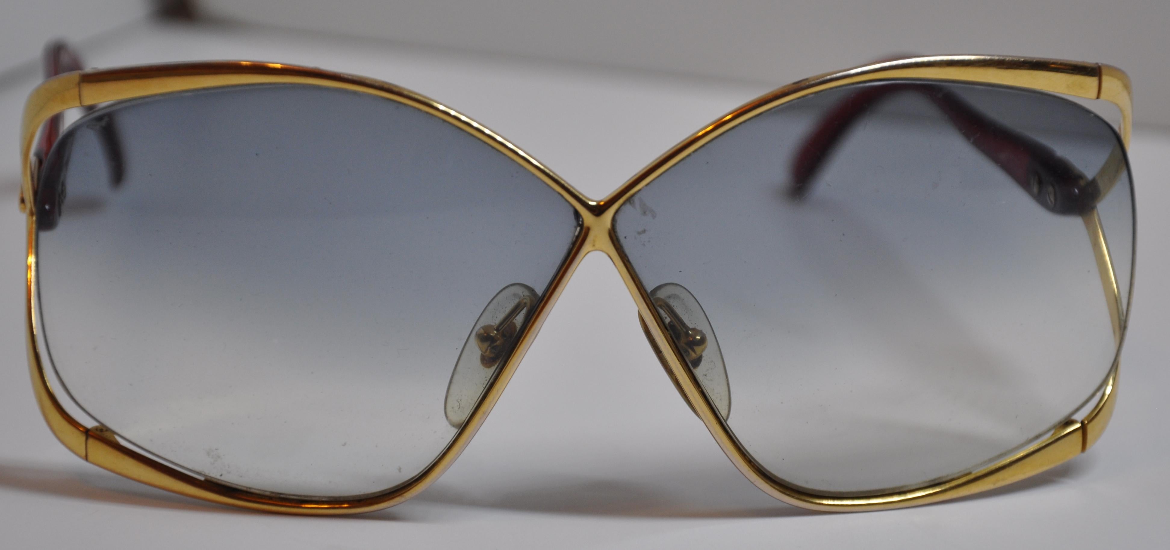       Christian Dior Wonderfully elegant signature gilded gold hardware and candy-apple-red thick lucite features 