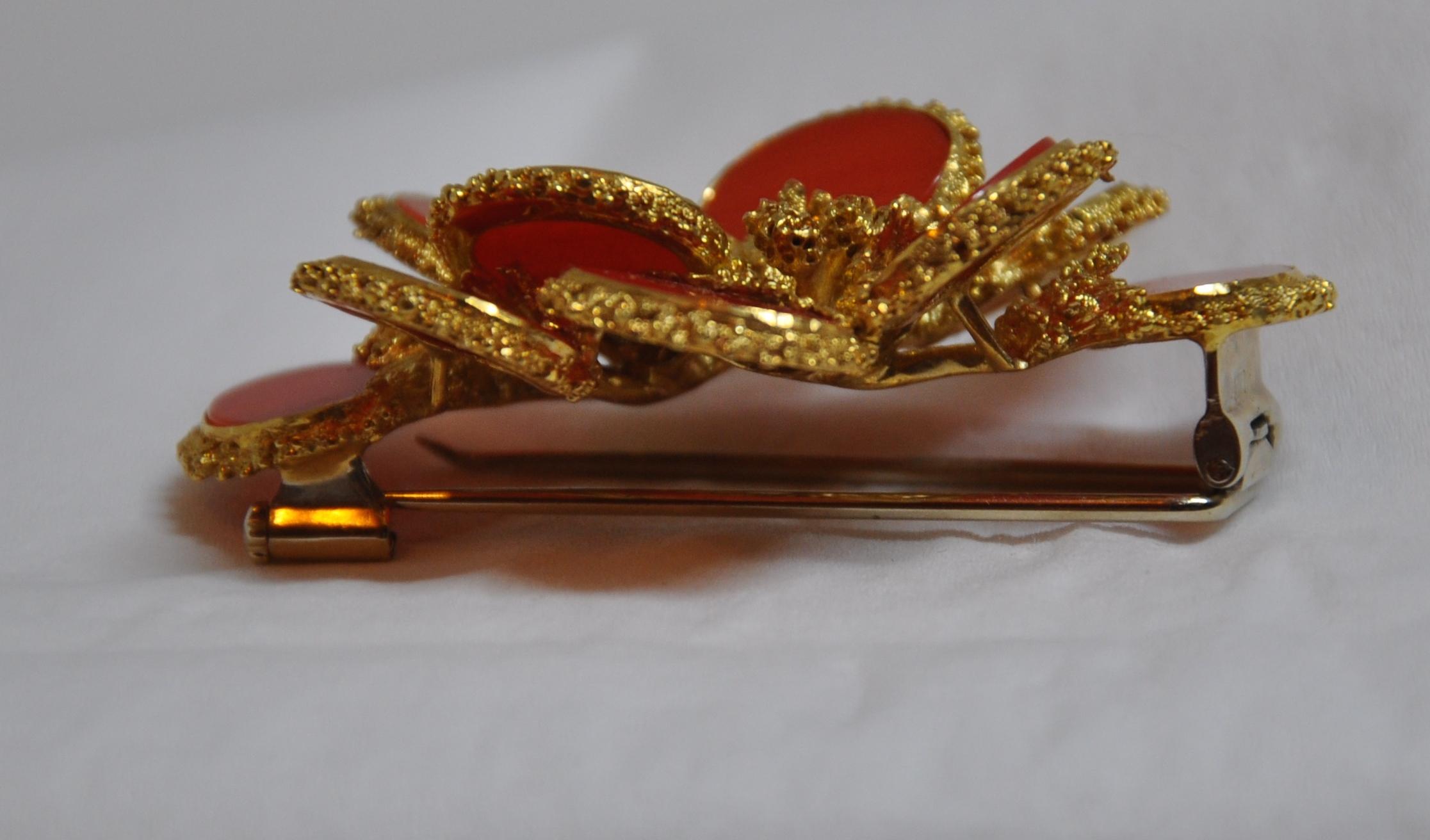 Baroque Detailed Etched 18K Yellow Gold Accented with Natural Coral Brooch/Hat Pin For Sale