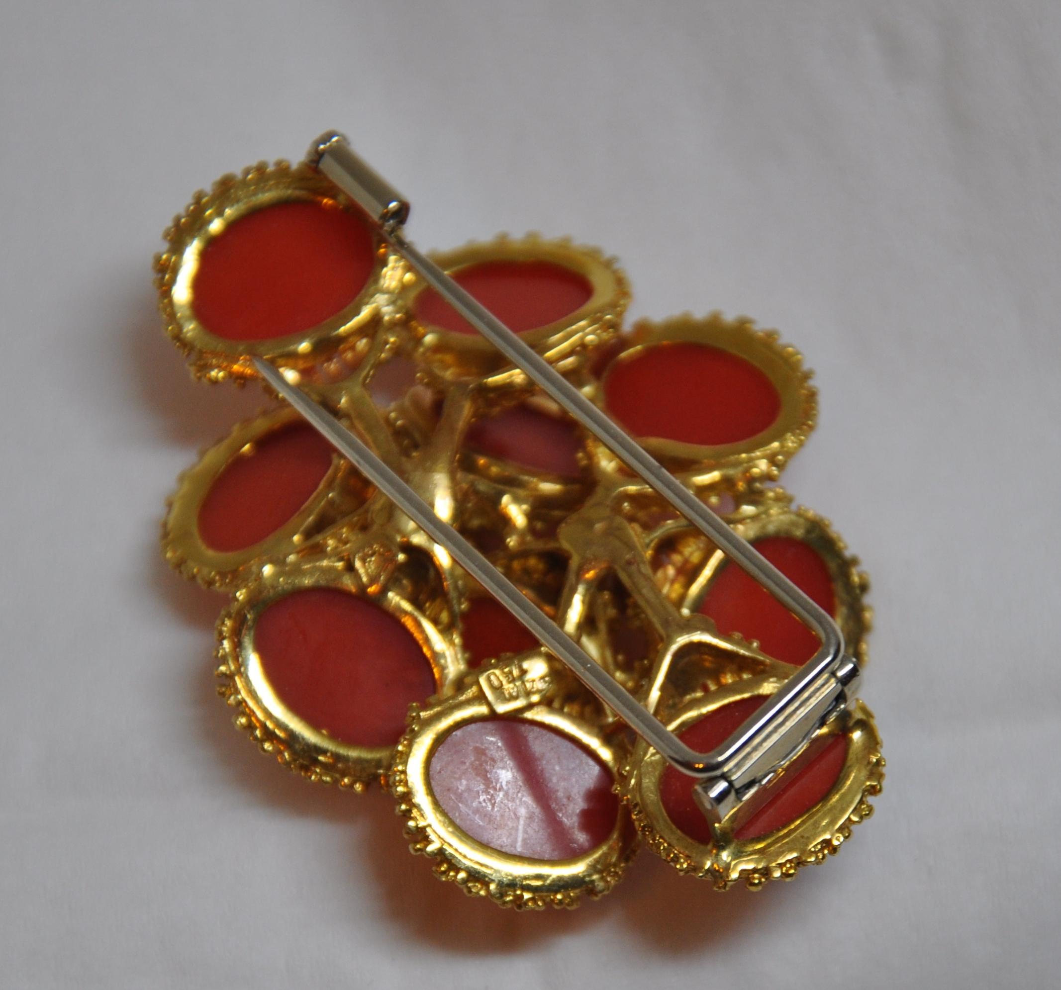 Detailed Etched 18K Yellow Gold Accented with Natural Coral Brooch/Hat Pin In Good Condition For Sale In New York, NY