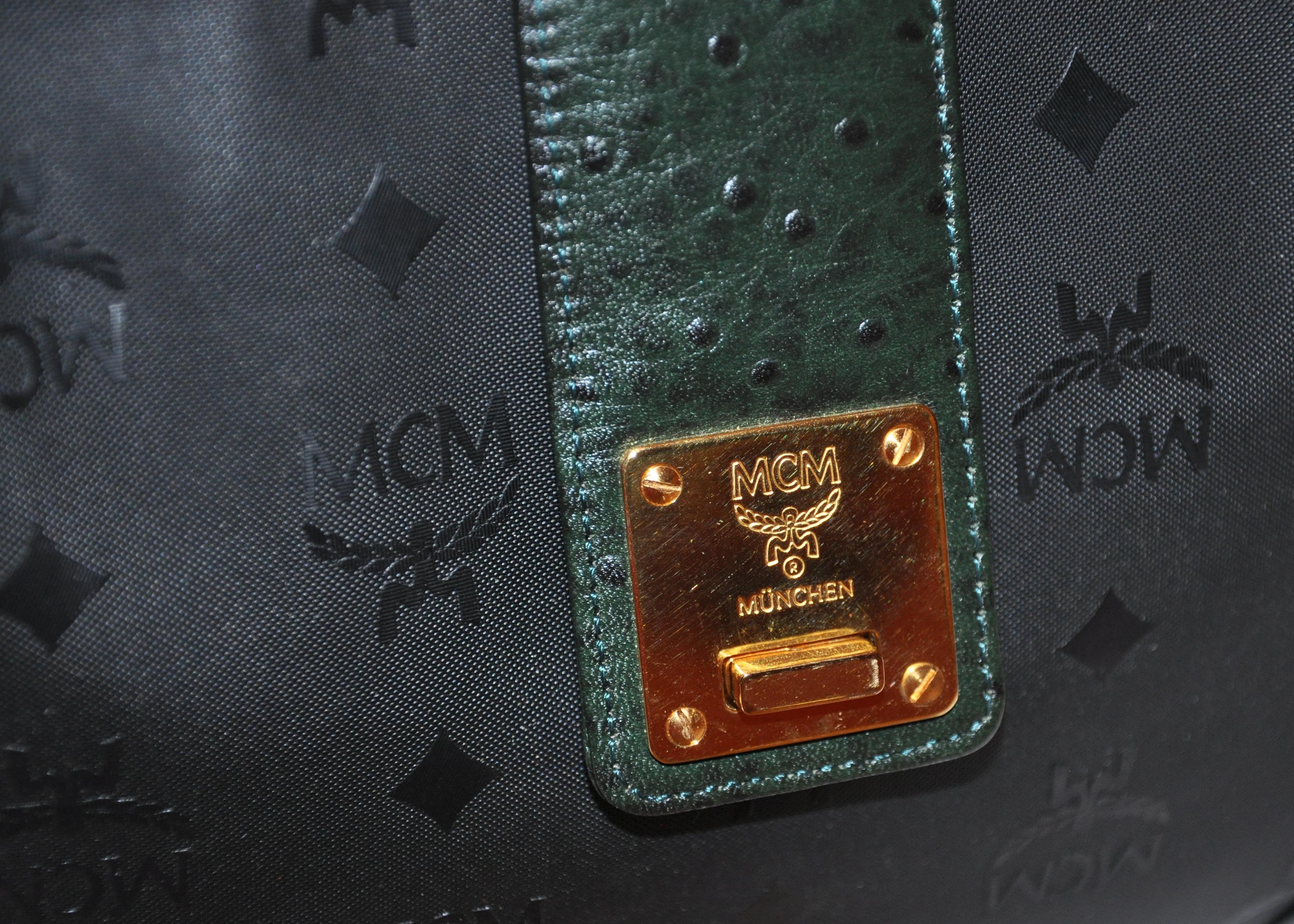 Sac porté épaule MCM Black Signature Monogram avec autruche vert forêt embossée Bon état - En vente à New York, NY
