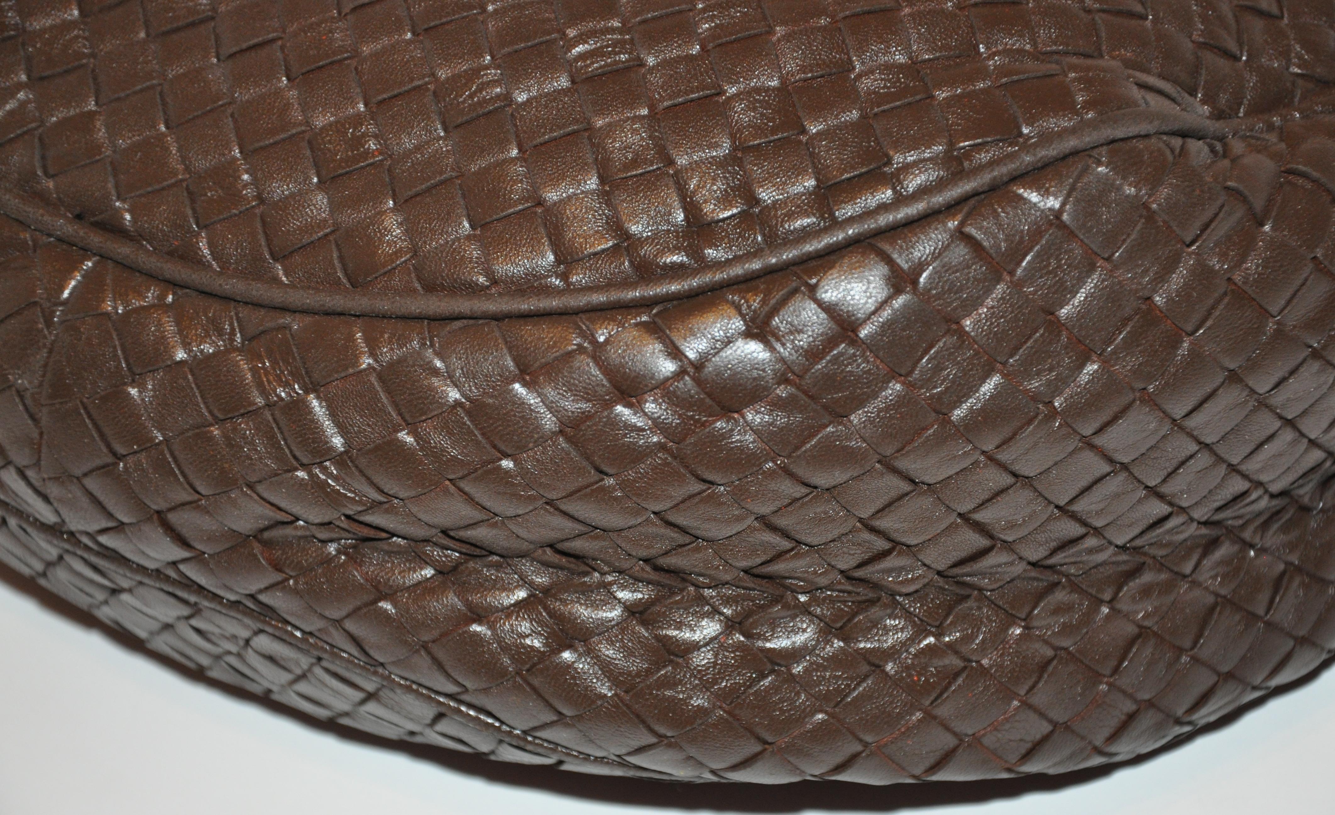 Bottega Veneta Deep Coco-Brown Woven Lambskin Zippered-Top Shoulder Bag In Good Condition In New York, NY