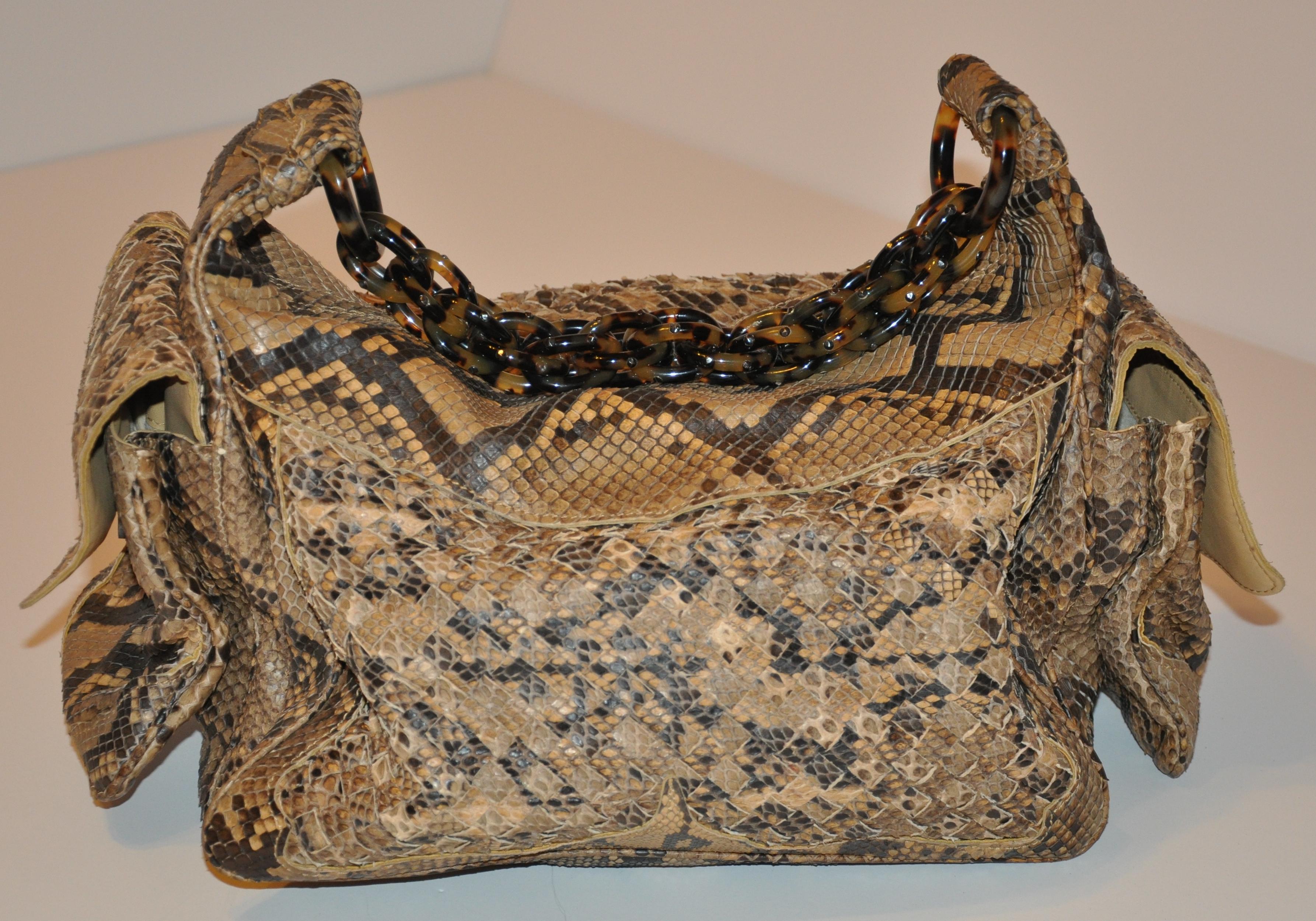        Le sac à main Bottega Veneta en peau de pylône tissée, édition limitée, est agrémenté d'une poignée en lucite écaille de tortue, ornée de micro clous multi-facades sur chaque maillon de la chaîne, qui mesure 3 1/2 pouces de circonférence.