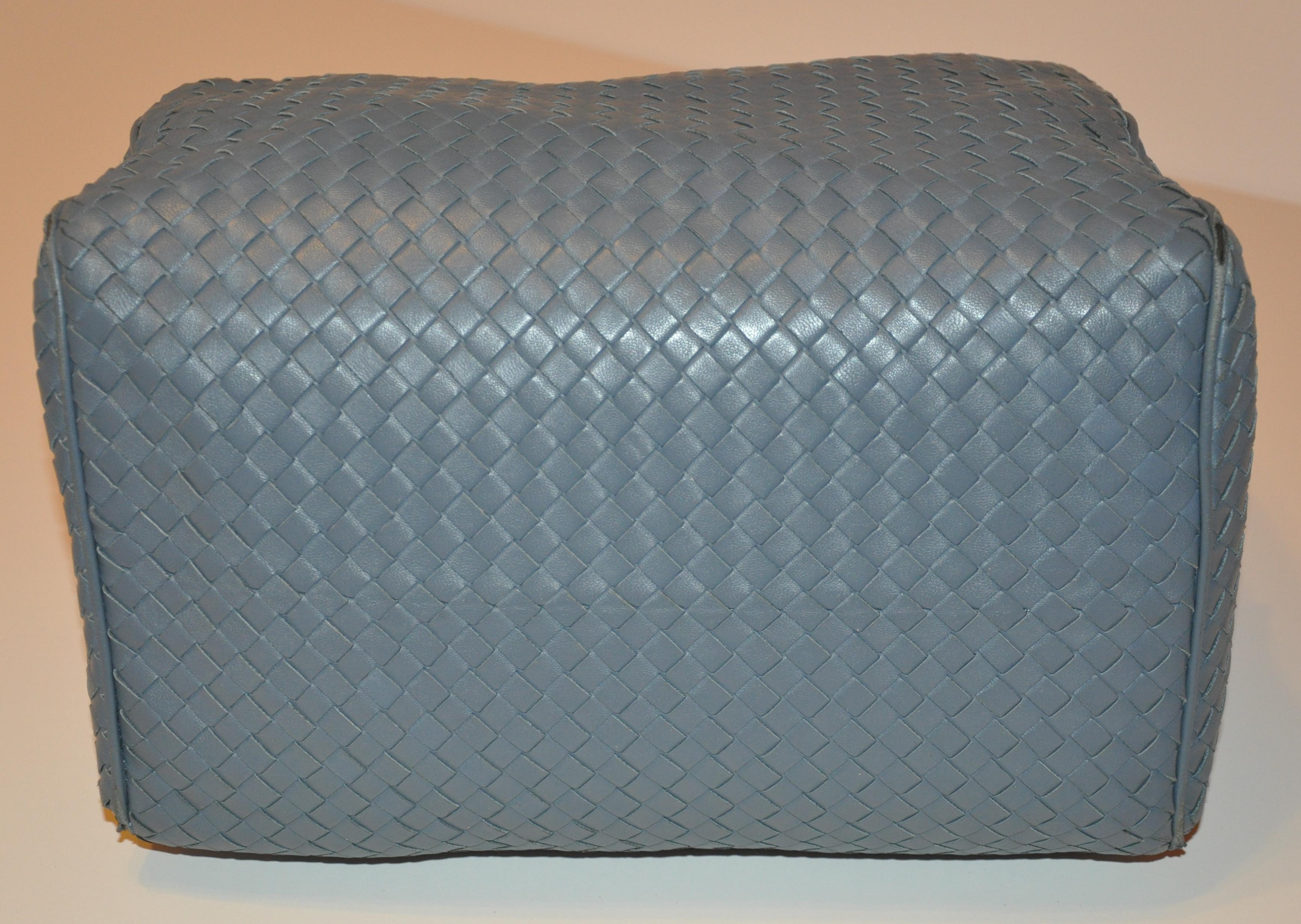 Weekend Tote aus gewebtem Lammfell von Bottega Veneta in Stahlblau im Angebot 2
