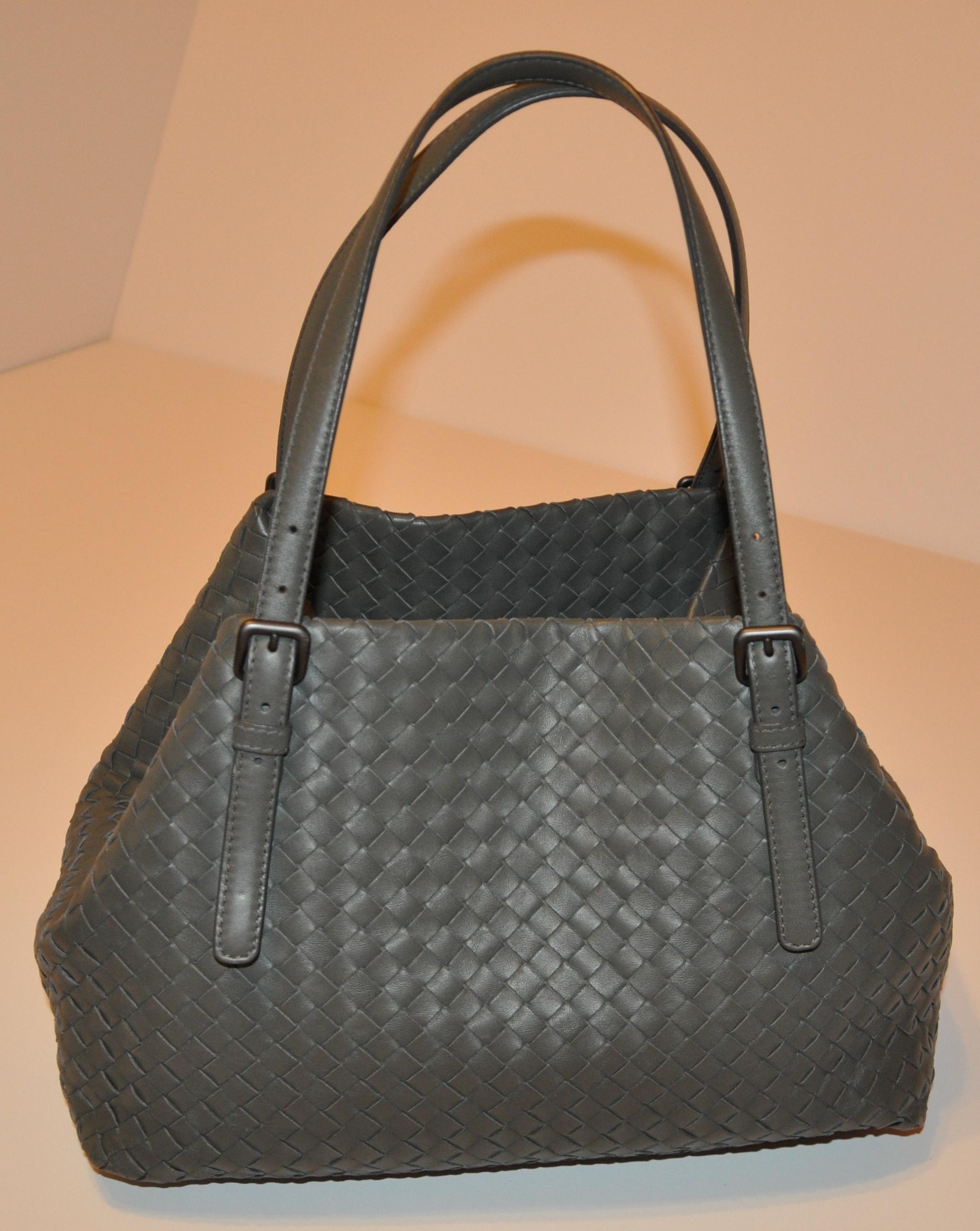        Sac à bandoulière à double poignée en cuir d'agneau tissé taupe riche de Bottega Veneta Signature. Les bandoulières sont réglables et mesurent de 15 1/2 pouces à 22 1/2 pouces. Il y a 6 pouces supplémentaires qui peuvent être rallongés si