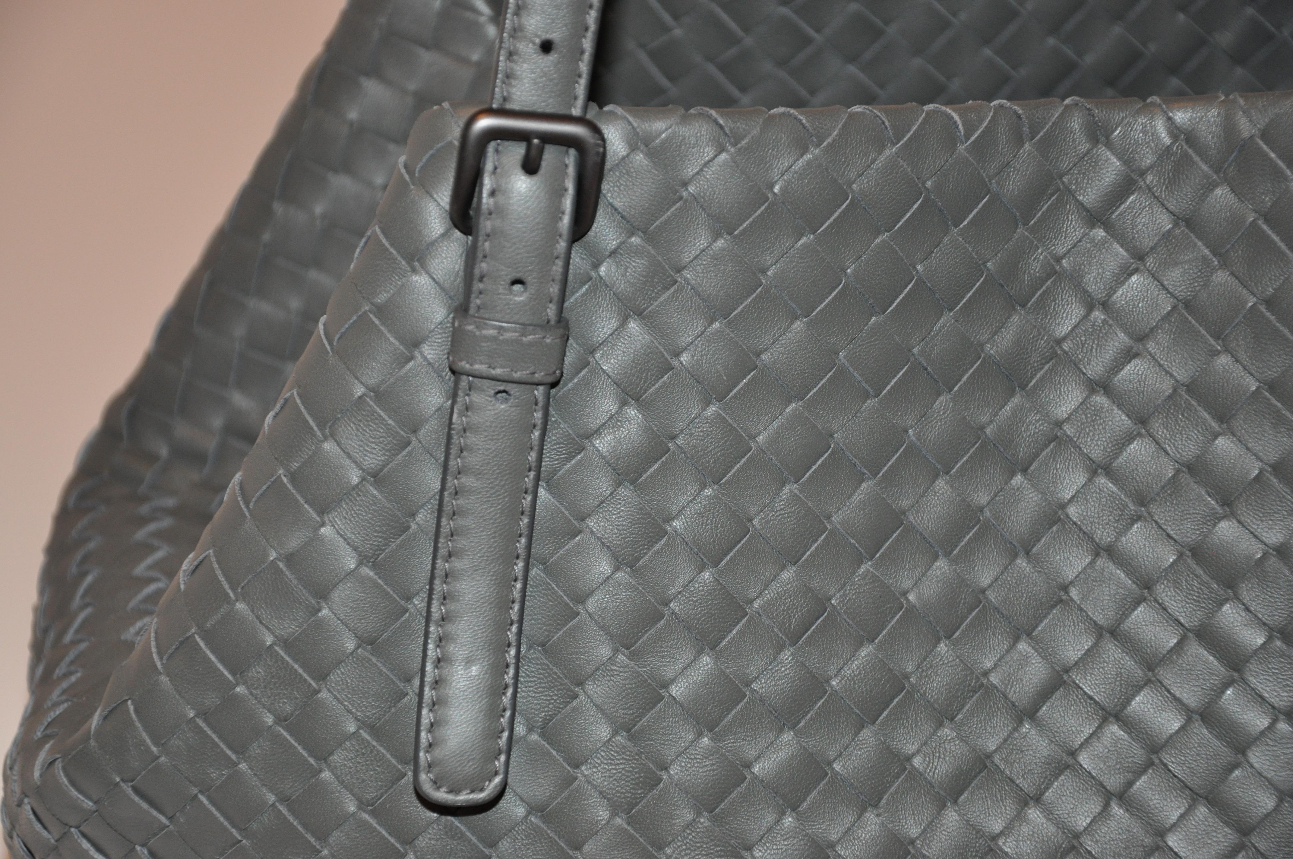 Gris Bottega Veneta - Signature en cuir d'agneau riche - Taupe - Sac à bandoulière à double poignée tissée en vente