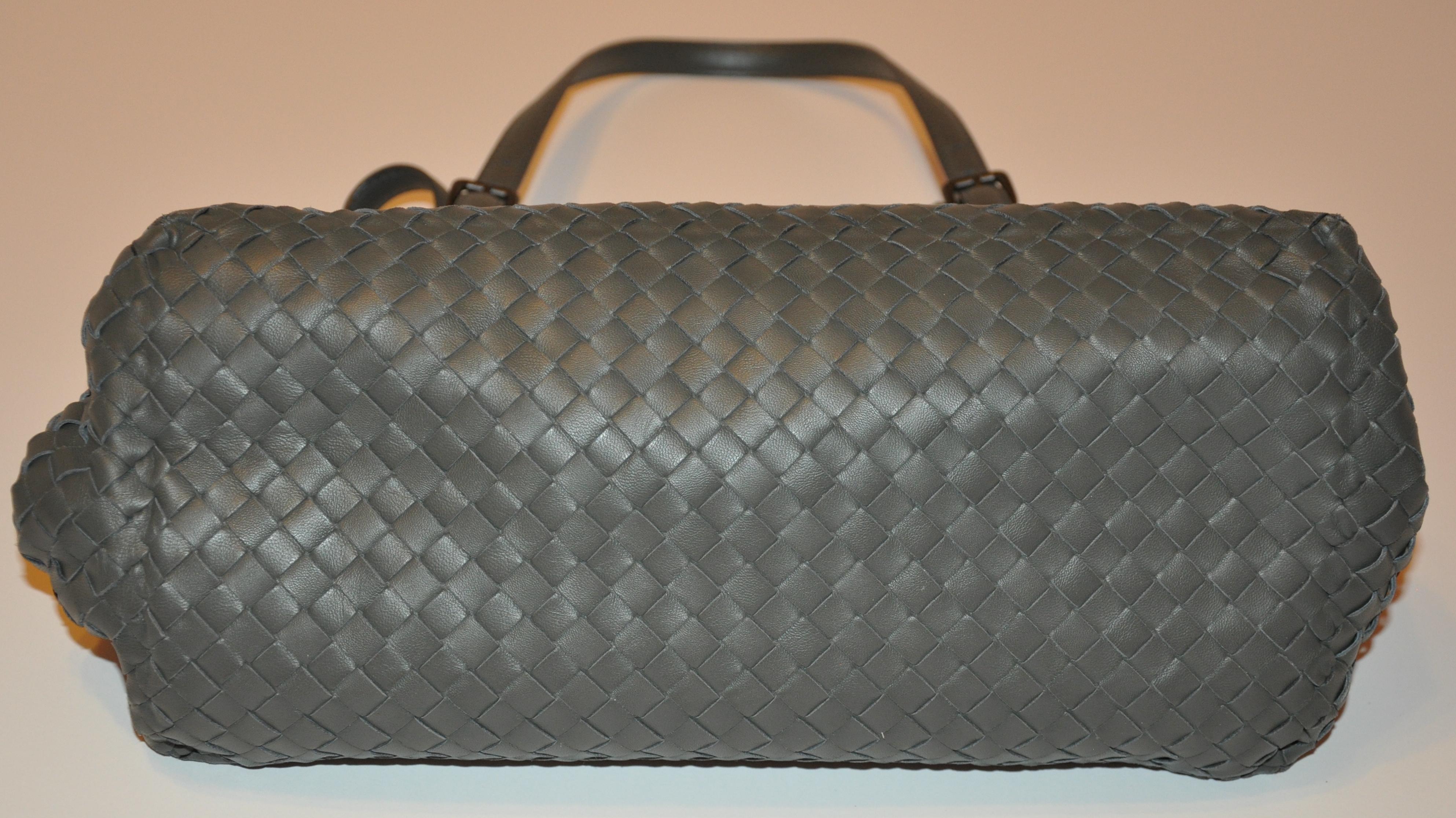 Bottega Veneta - Signature en cuir d'agneau riche - Taupe - Sac à bandoulière à double poignée tissée Bon état - En vente à New York, NY