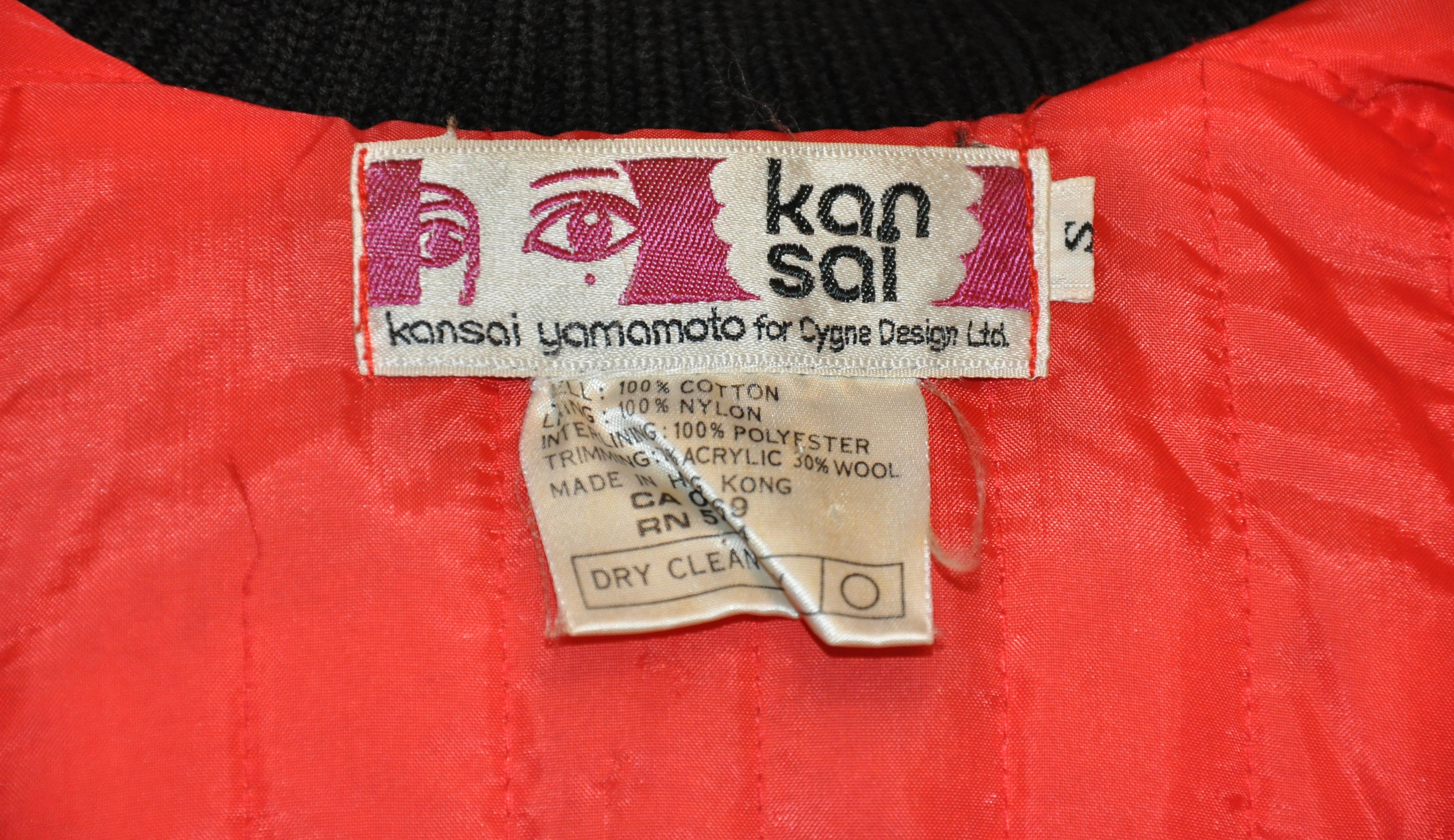 Kansai Yamamoto Bold Rot & Schwarz Baumwolle bestickte Akzent-Schnappjacke mit Schnappverschluss aus Baumwolle im Zustand „Gut“ im Angebot in New York, NY