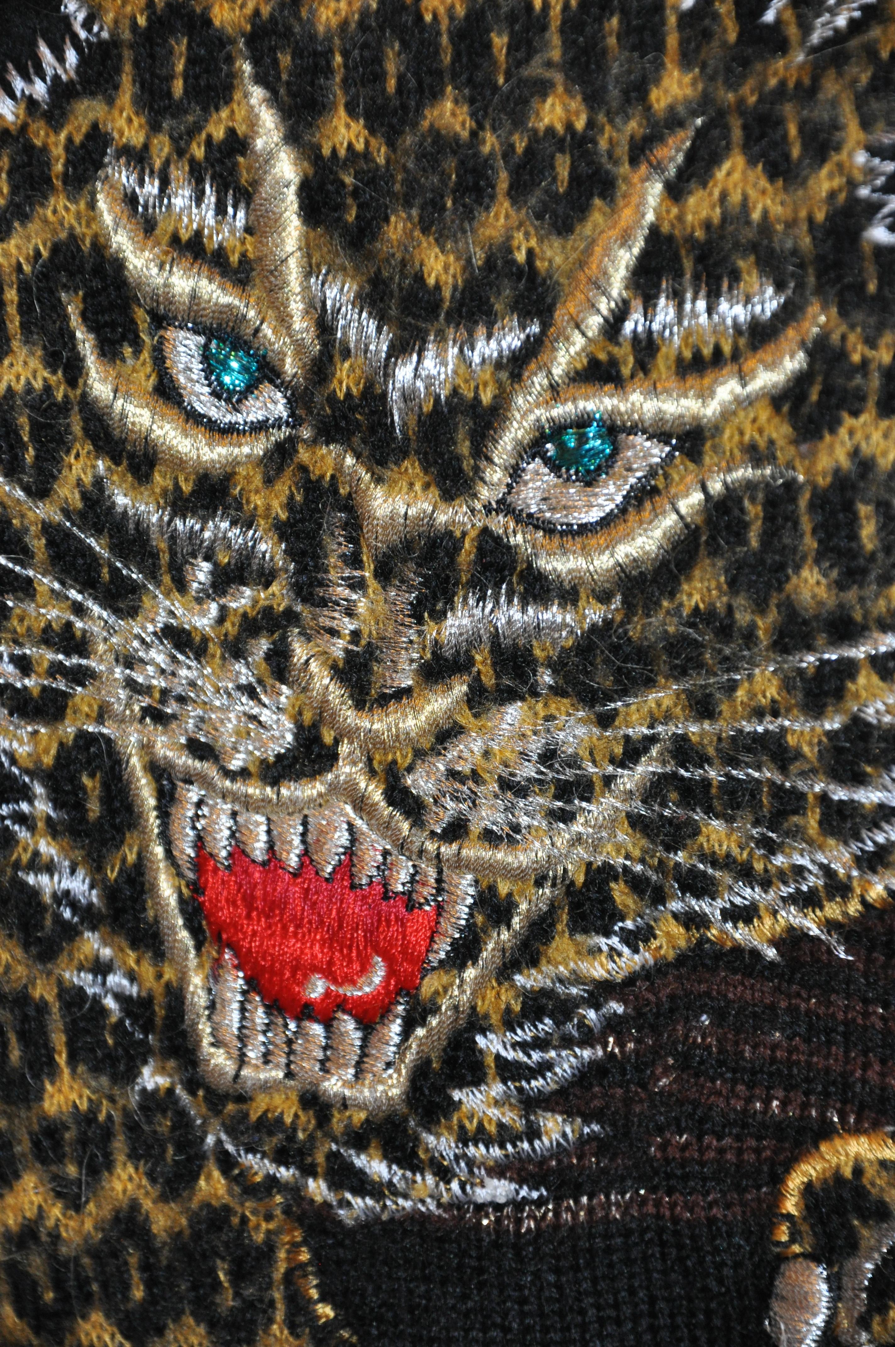 Kansai Yamamoto Ikonischer bestickter Pullover „Leopard“ mit Metallic-Goldwolle von Kansai (Schwarz) im Angebot