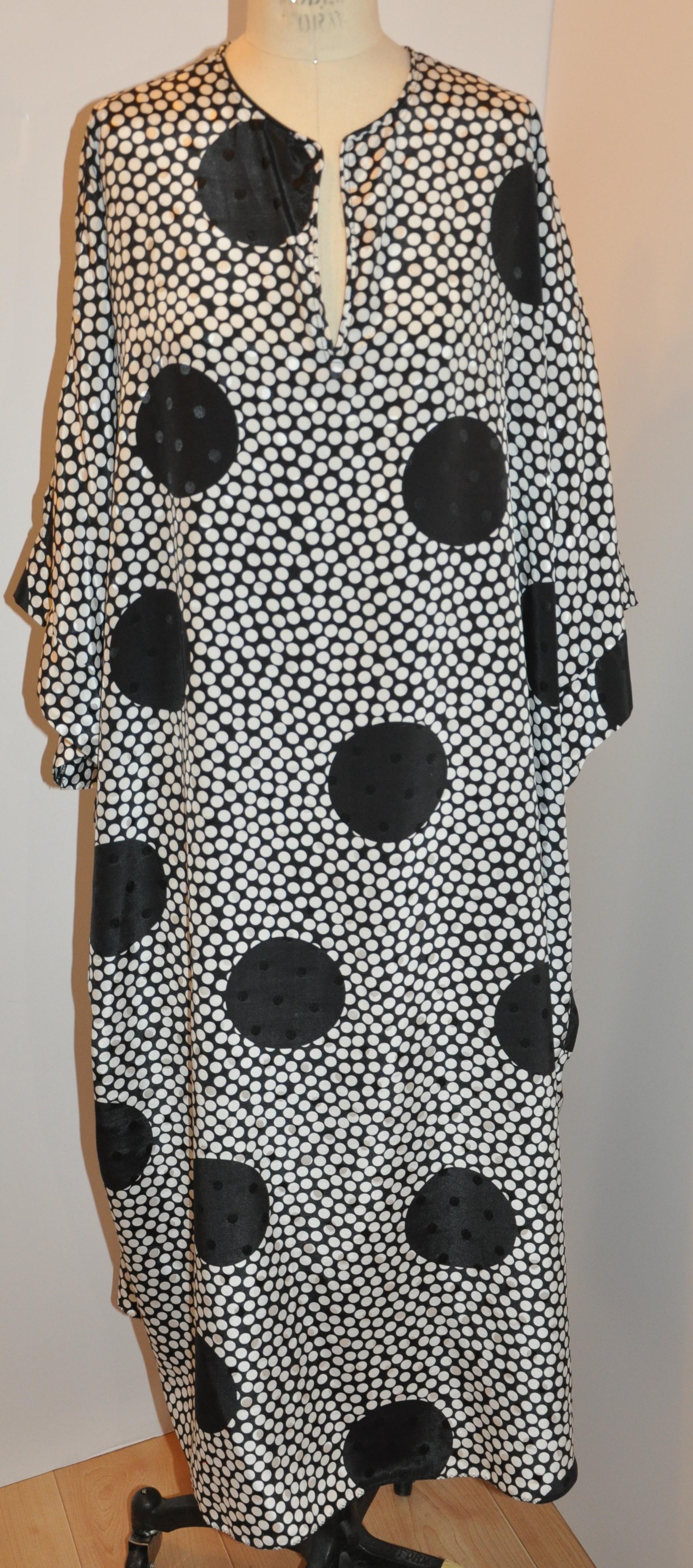        This wonderfully whimsical Oscar de la Renta for Swirl black and white bold abstract multi-size polka dot with kimono-style sleeves silk caftan-style pullover maxi dress can be worn free-form, or with a tailored belt. The front's length