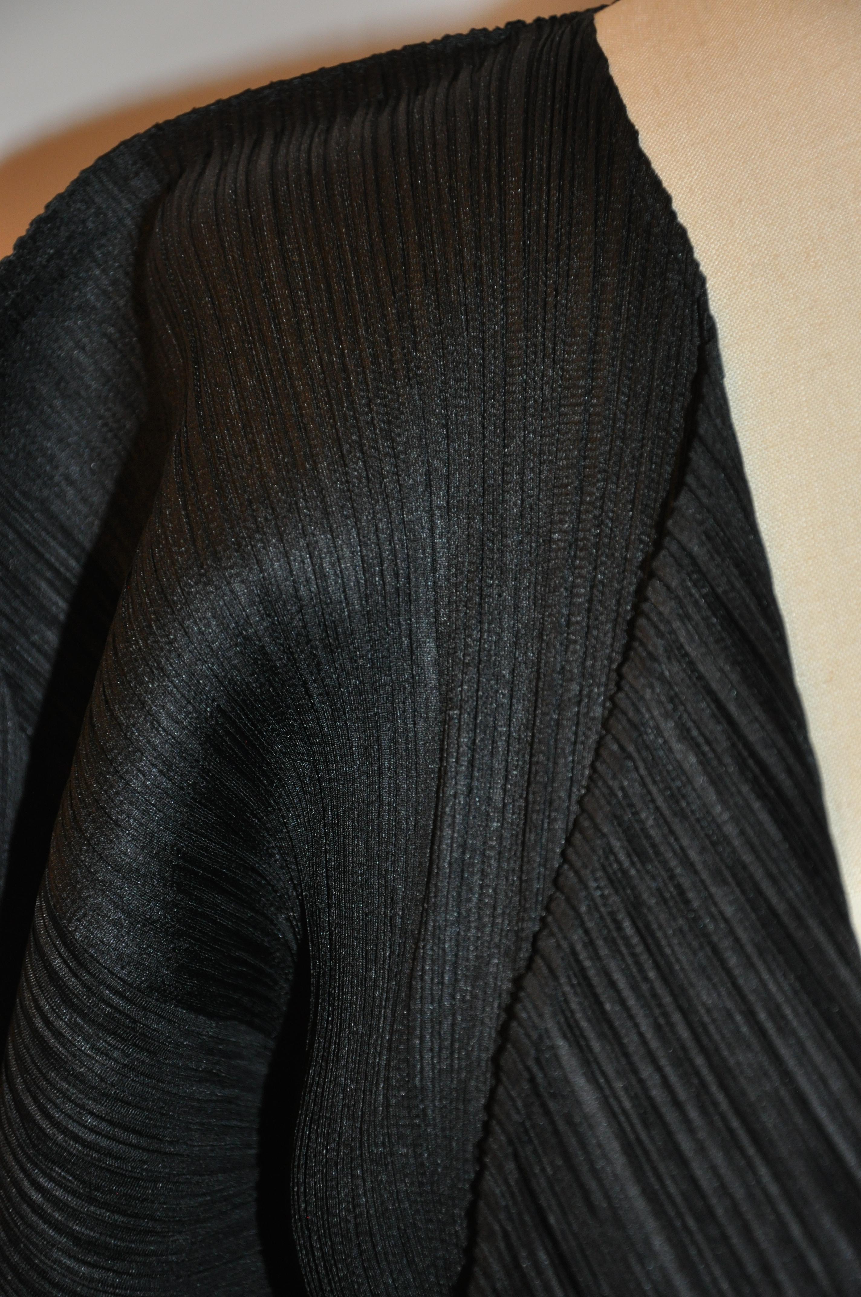 Nero Issey Miyake Signature Cappotto nero aperto ad accordi in vendita