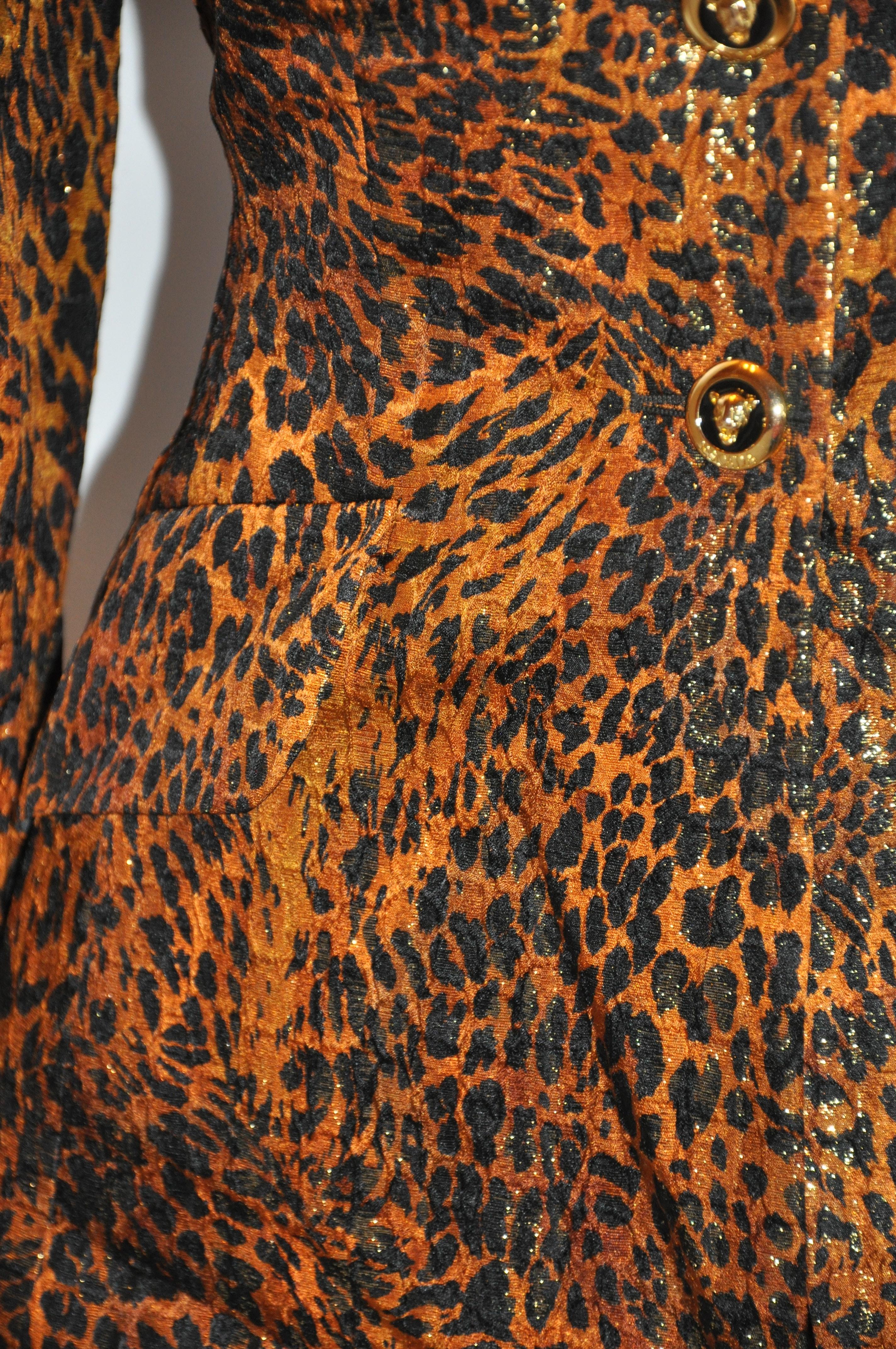 Escada Beautifully Eleganter Anzug mit Leopardenmuster und Metallic-Gold-Lame-Rock (Braun) im Angebot