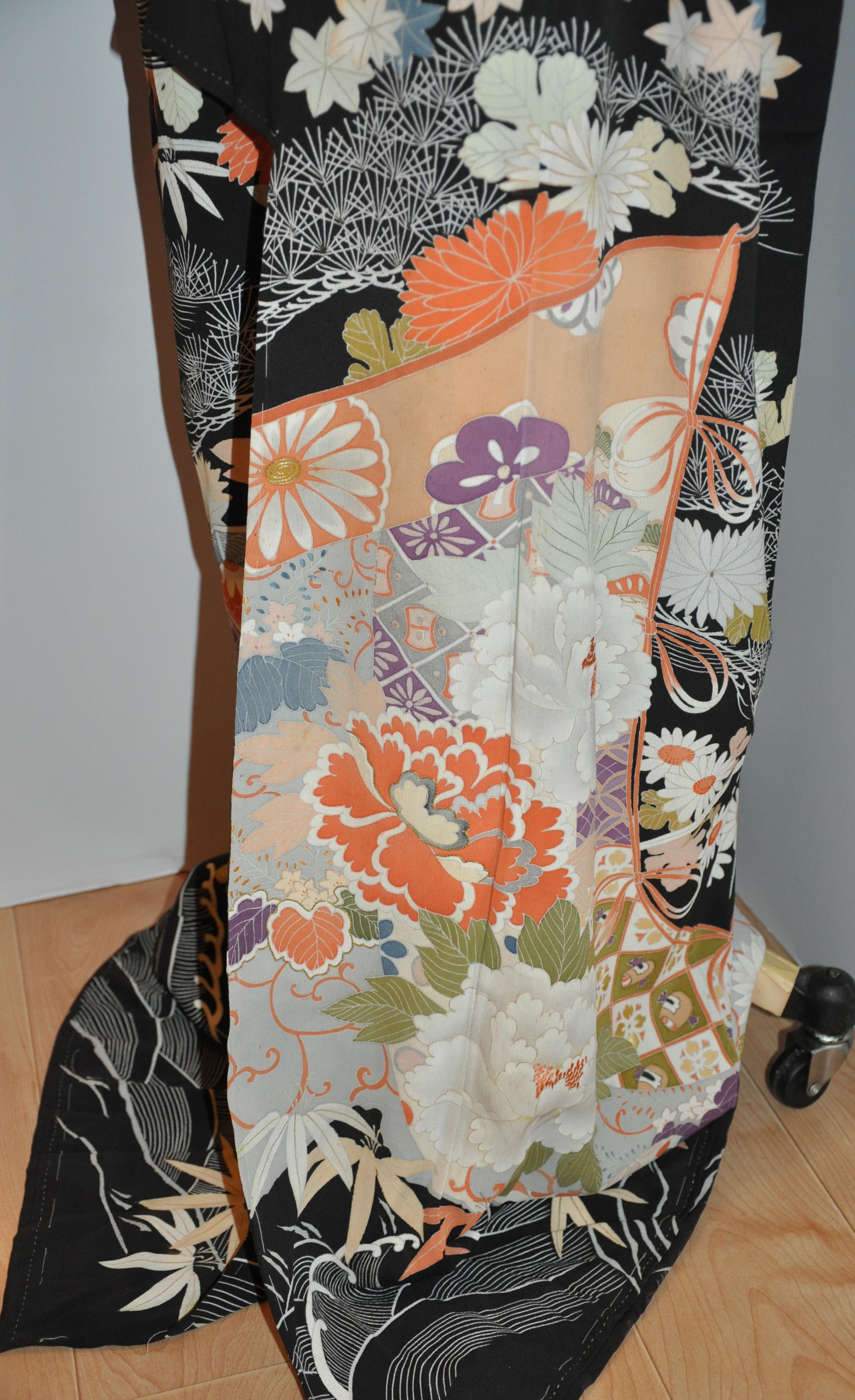 Majestic Multi Color „Floral Among Air and Sea“ Japanischer Seidenkimono, mehrfarbig im Zustand „Gut“ im Angebot in New York, NY