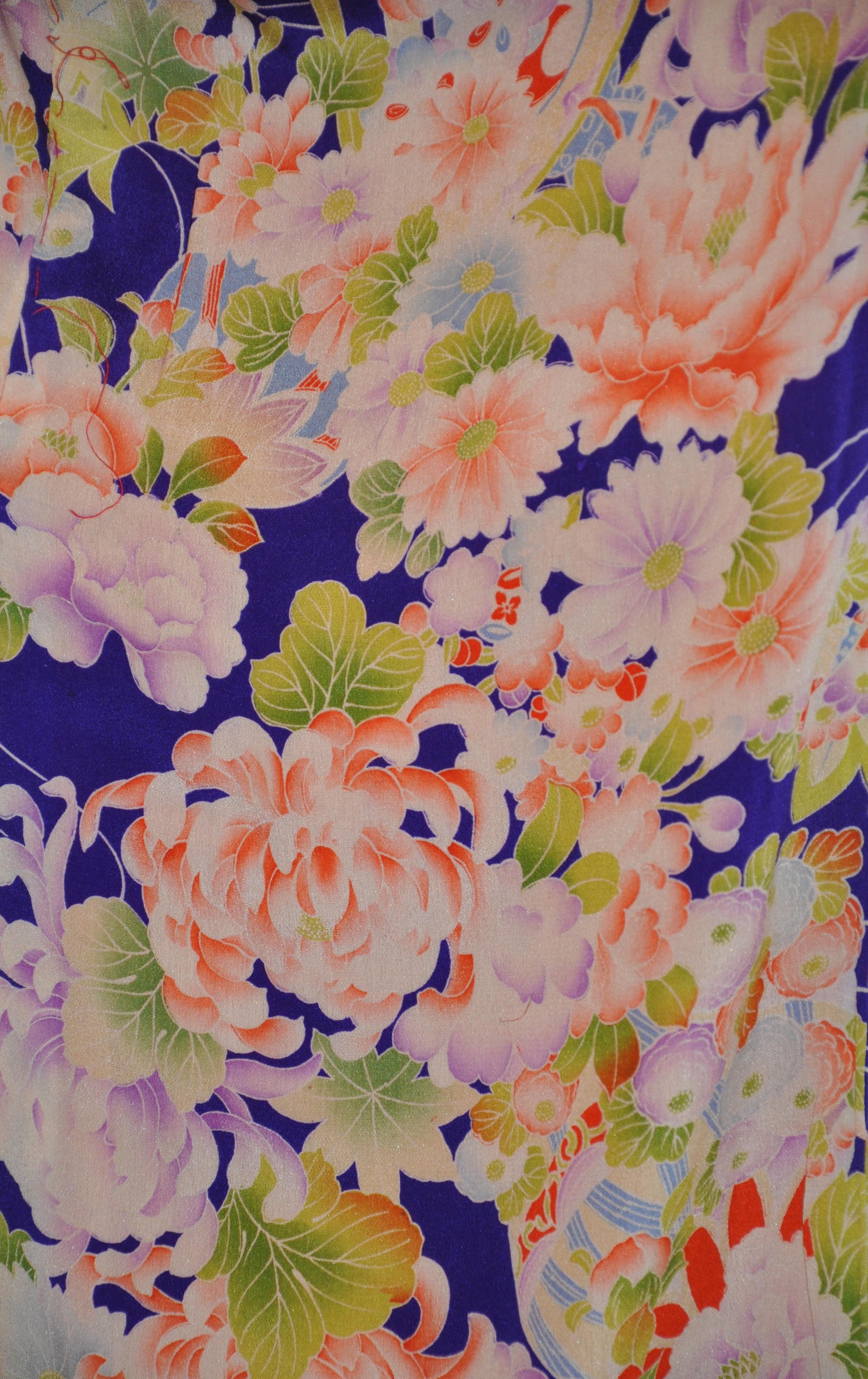        Diese wunderbar festliche kühne Multi-Farbe Multi-Florals Seide Kimono Maßnahmen 57 Zoll in der Länge. Der Achselumfang misst 44 Zoll, die Kragenbreite misst 2 1/2 Zoll, die Ärmellänge misst 32 Zoll, die Ärmelbreite misst 12 Zoll, die