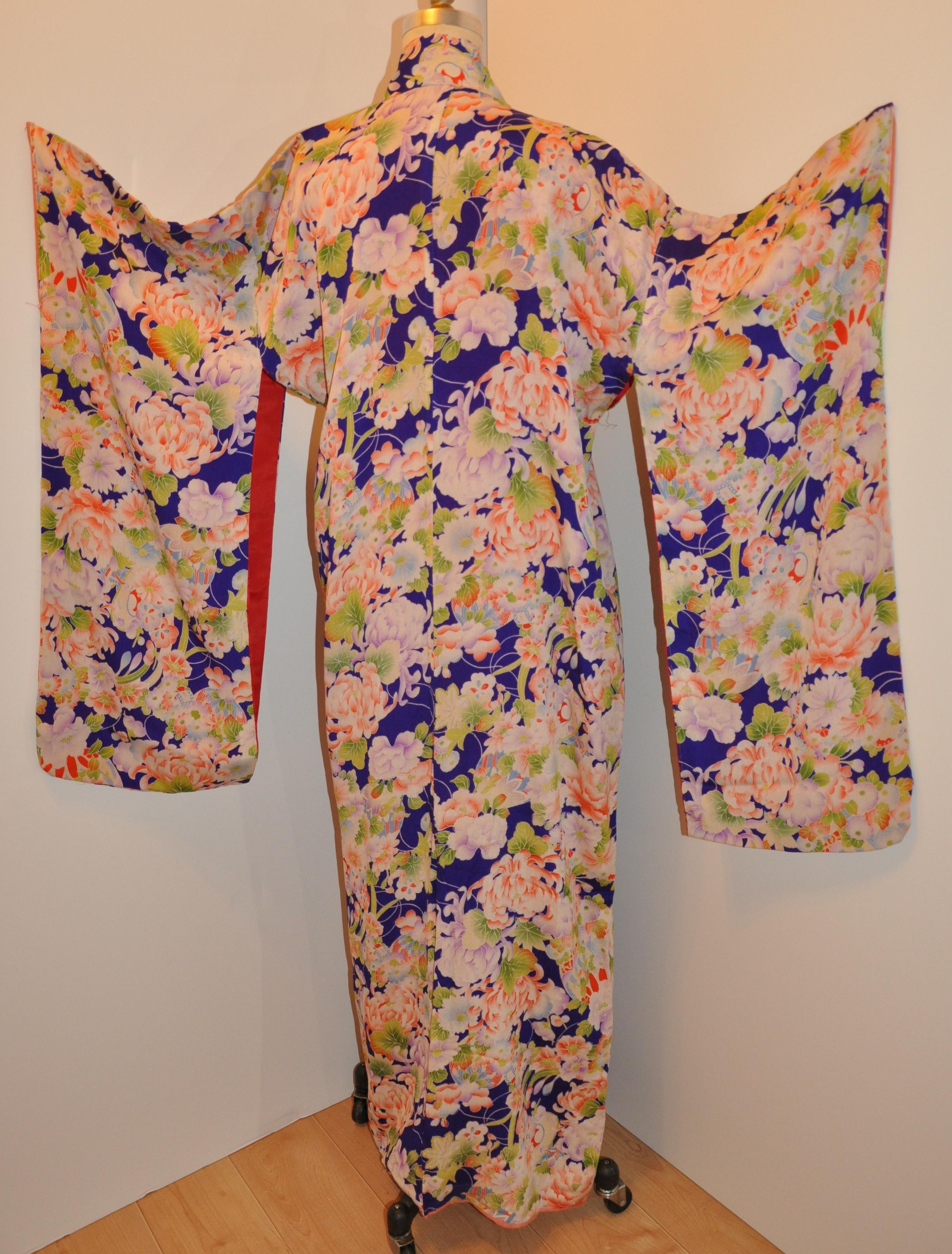 Mehrfarbiger, festlicher, mehrfarbiger japanischer Seidenkimono mit Blumenmuster im Zustand „Gut“ im Angebot in New York, NY