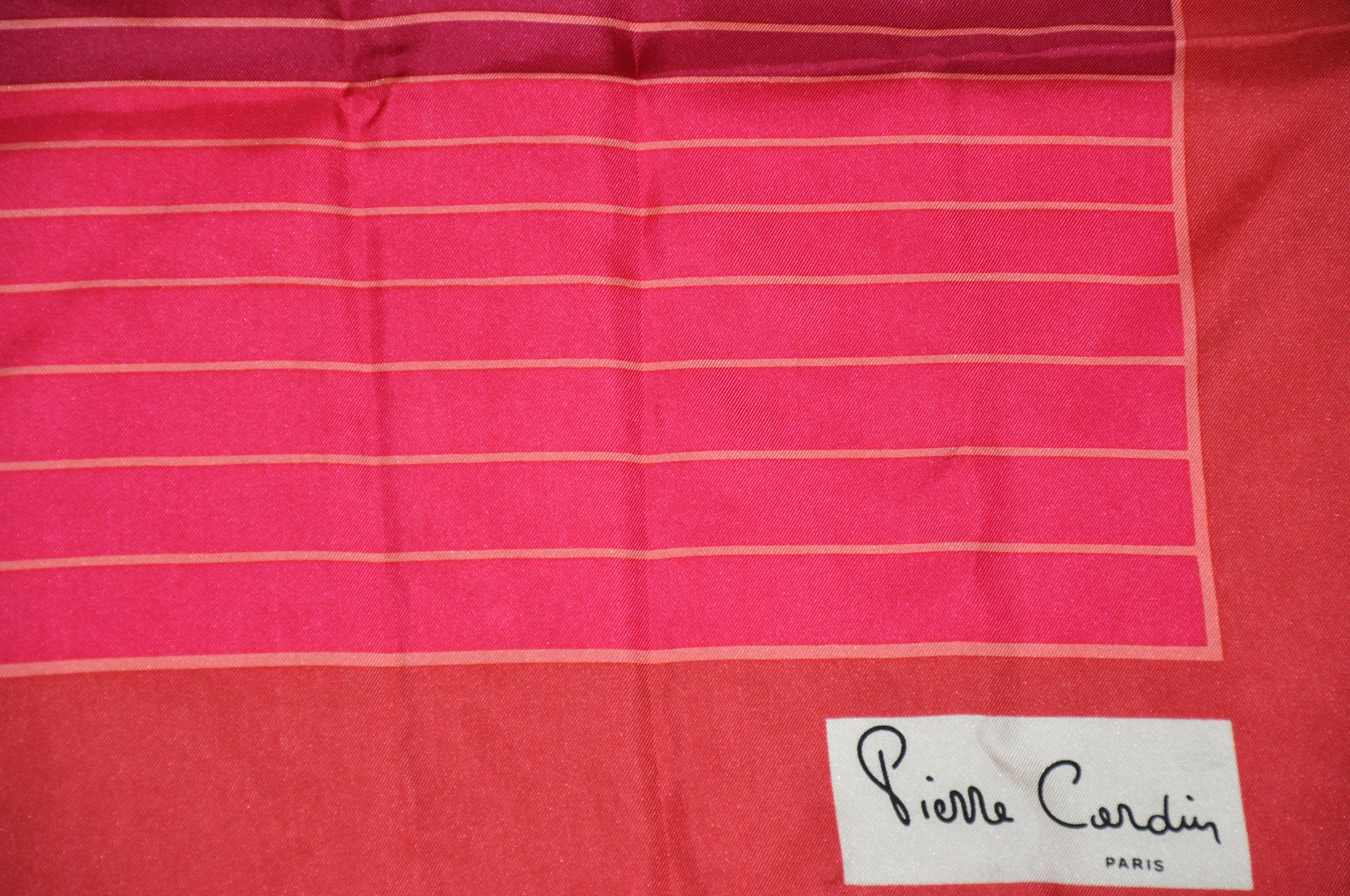        Pierre Cardin skurrilen Seidenschal in Schattierungen von rubinroten gestreiften Schal mit handgerollten Kanten akzentuiert, misst 30 cm x 30 cm. Hergestellt in Frankreich.