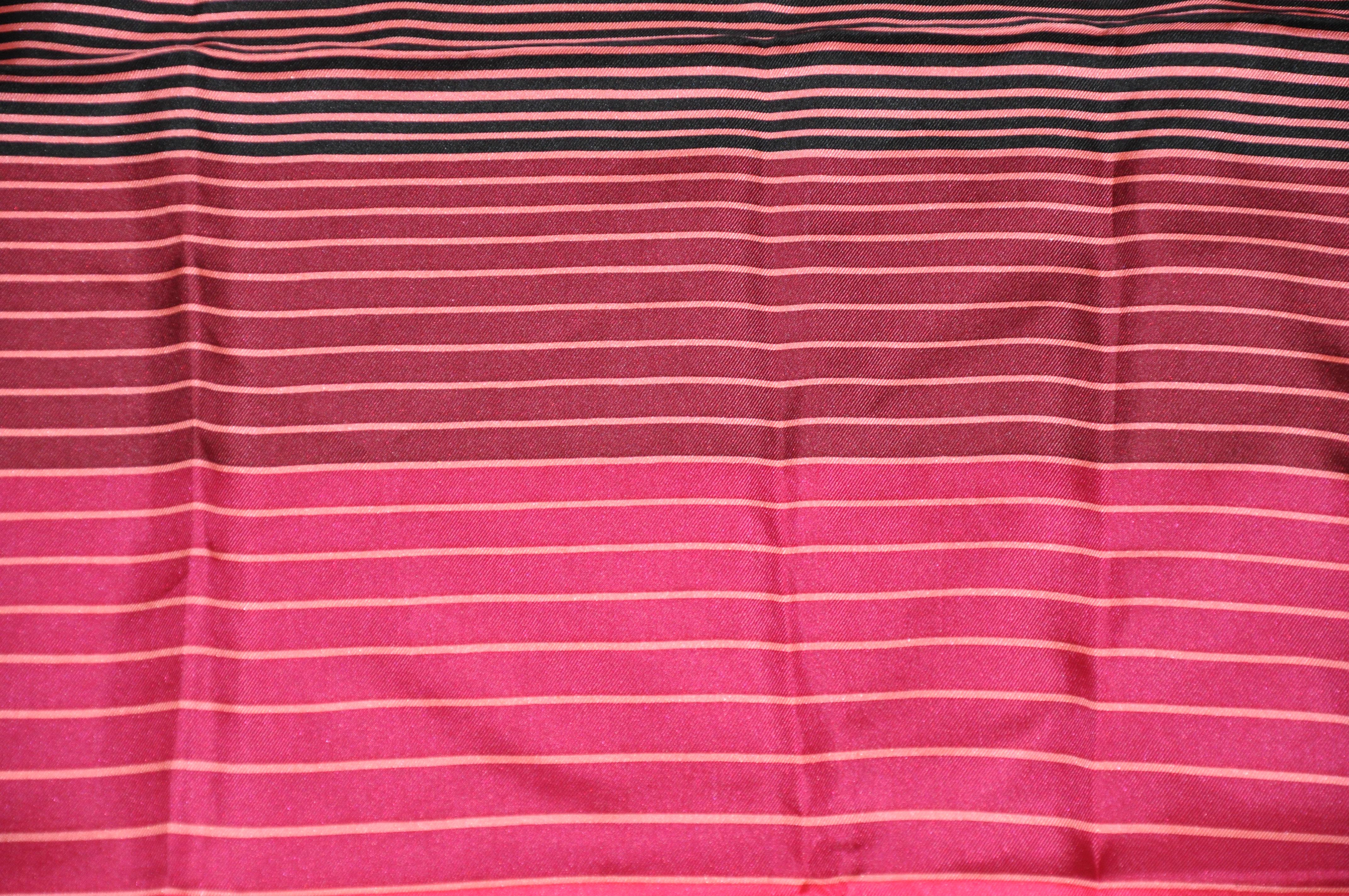 Pierre Cardin Skurrile Rubin-rote gestreifte Seidenschals in skurrilen Farbtönen im Zustand „Gut“ im Angebot in New York, NY