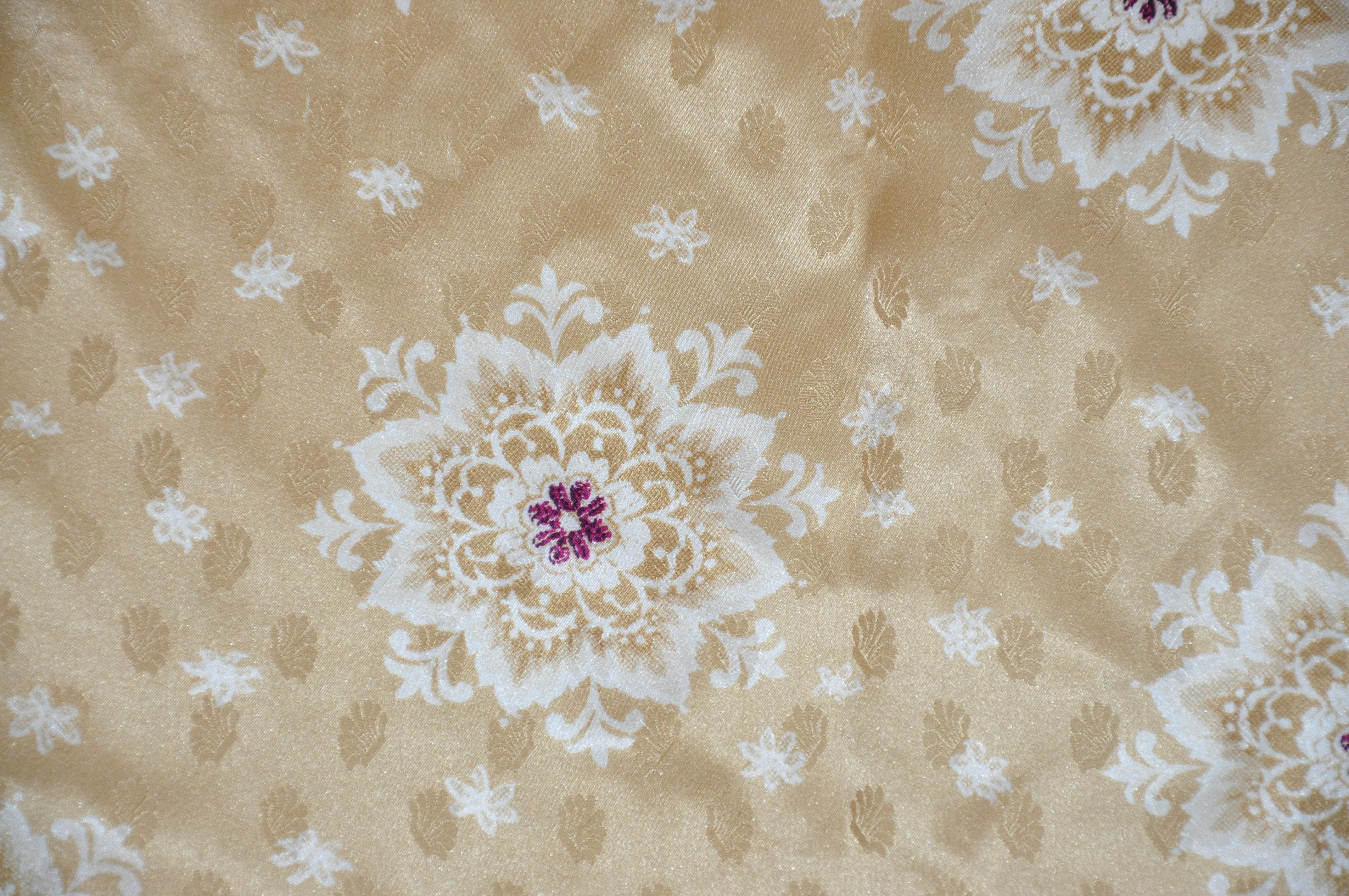 Sciarpa jacquard di seta dorata 
