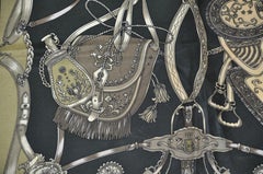 Sciarpa in seta jacquard "Riding Gear" con dettagli in oro e nero di Mondi