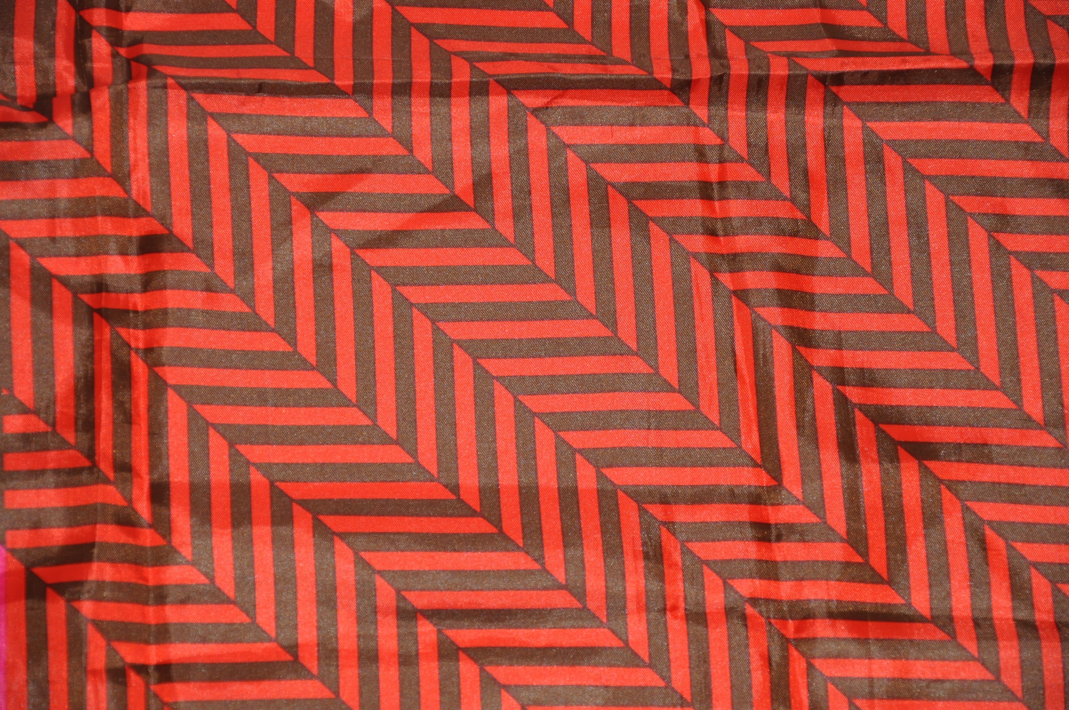 Bufanda Marrón Coco con Rayas Abstractas Mandarina y Fucsia en venta 1