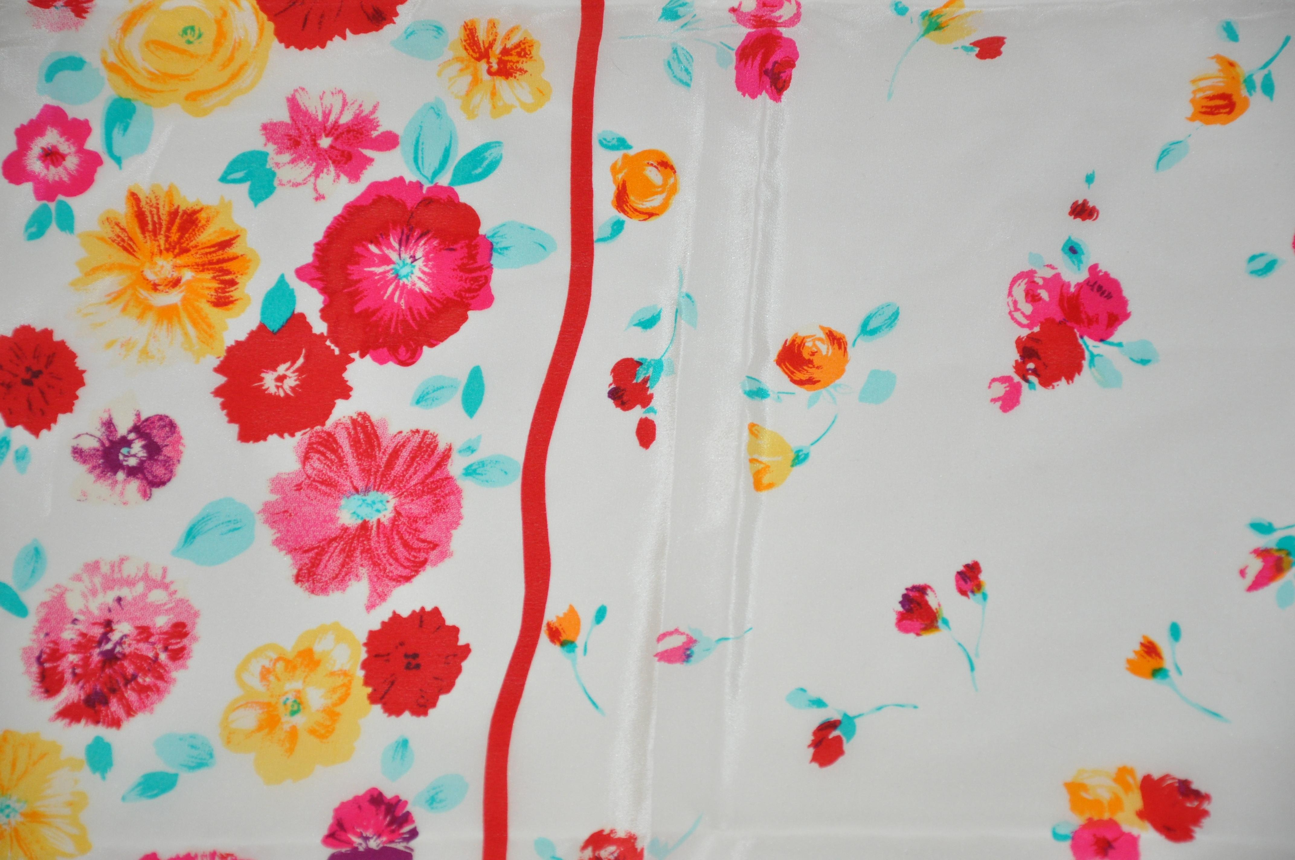Laura Ashley - Écharpe en soie crème Springtime avec motifs floraux multicolores en vente 1