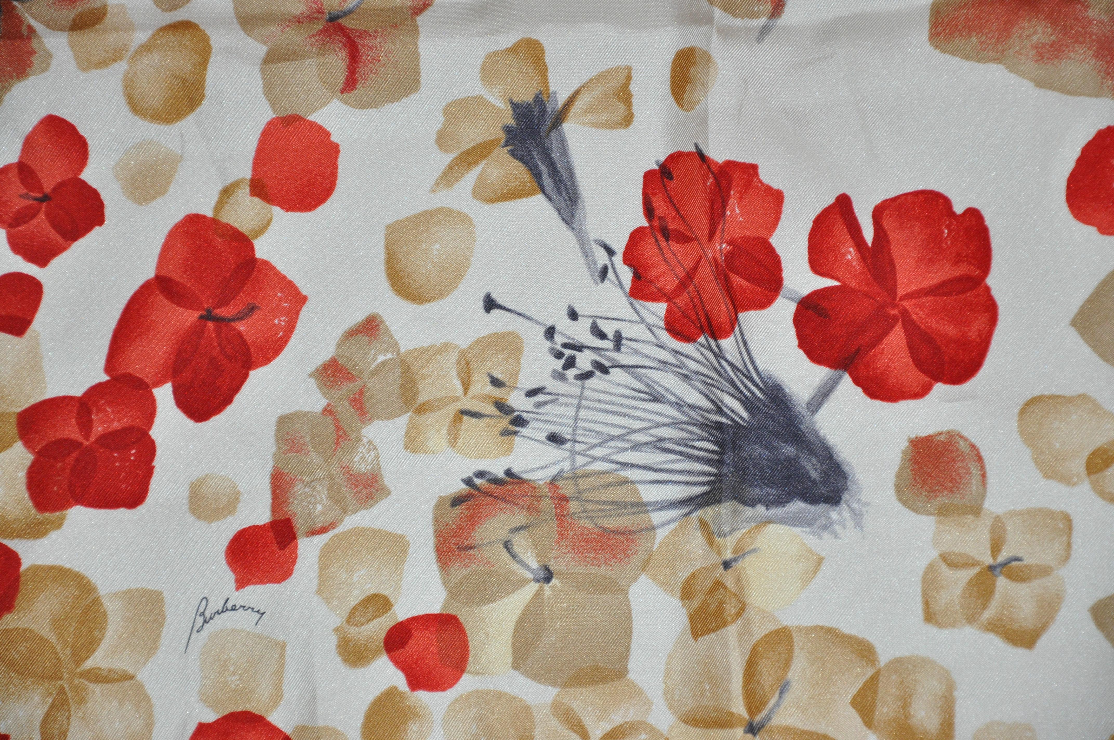 Foulard en jacquard de soie « Scattered Florals » à nuances de crème et de rouges de Burberry Unisexe en vente
