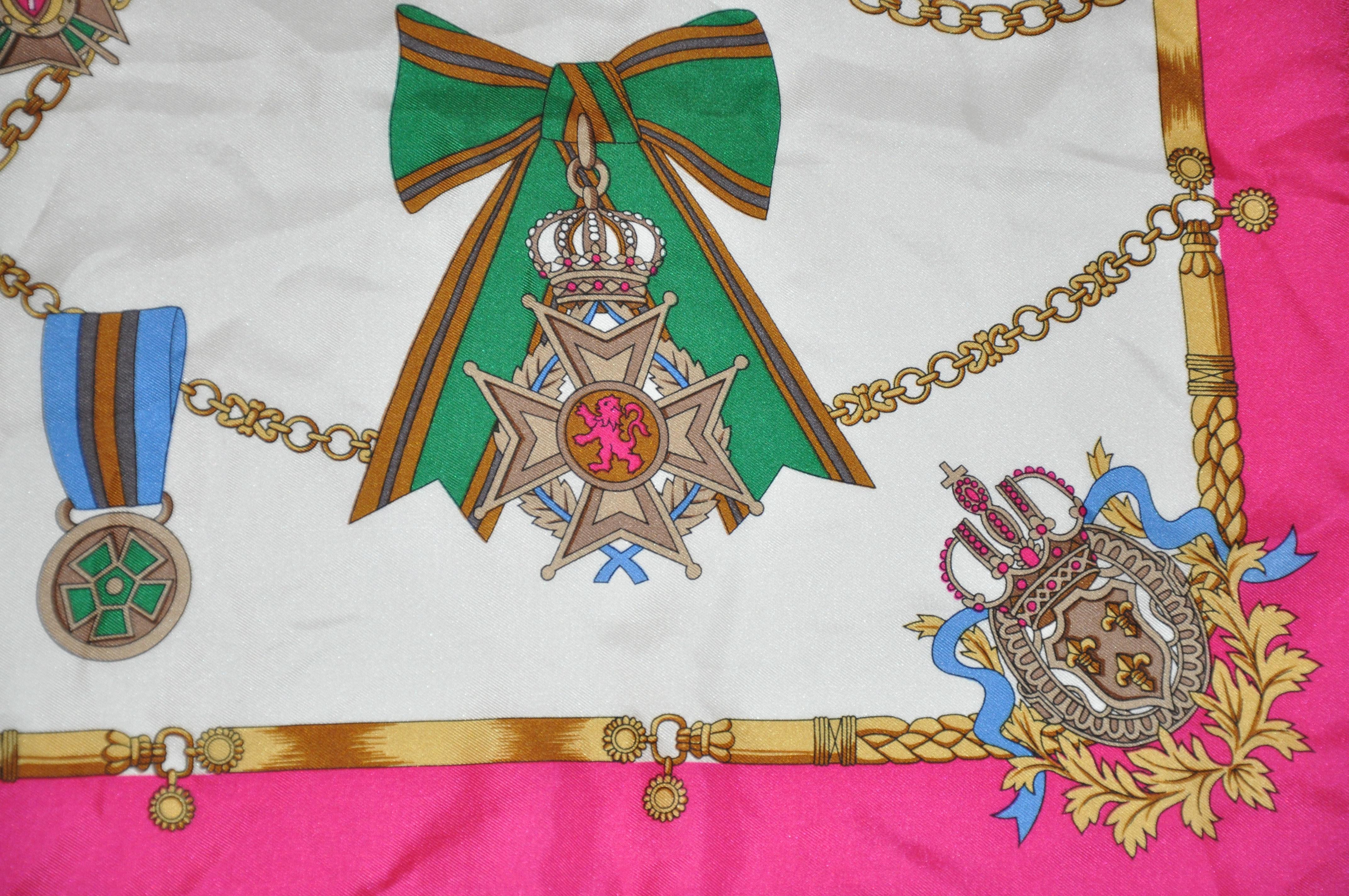 Beige Écharpe en soie multicolore à bordure fuchsia et ivoire « Multi Royal Badges » en vente