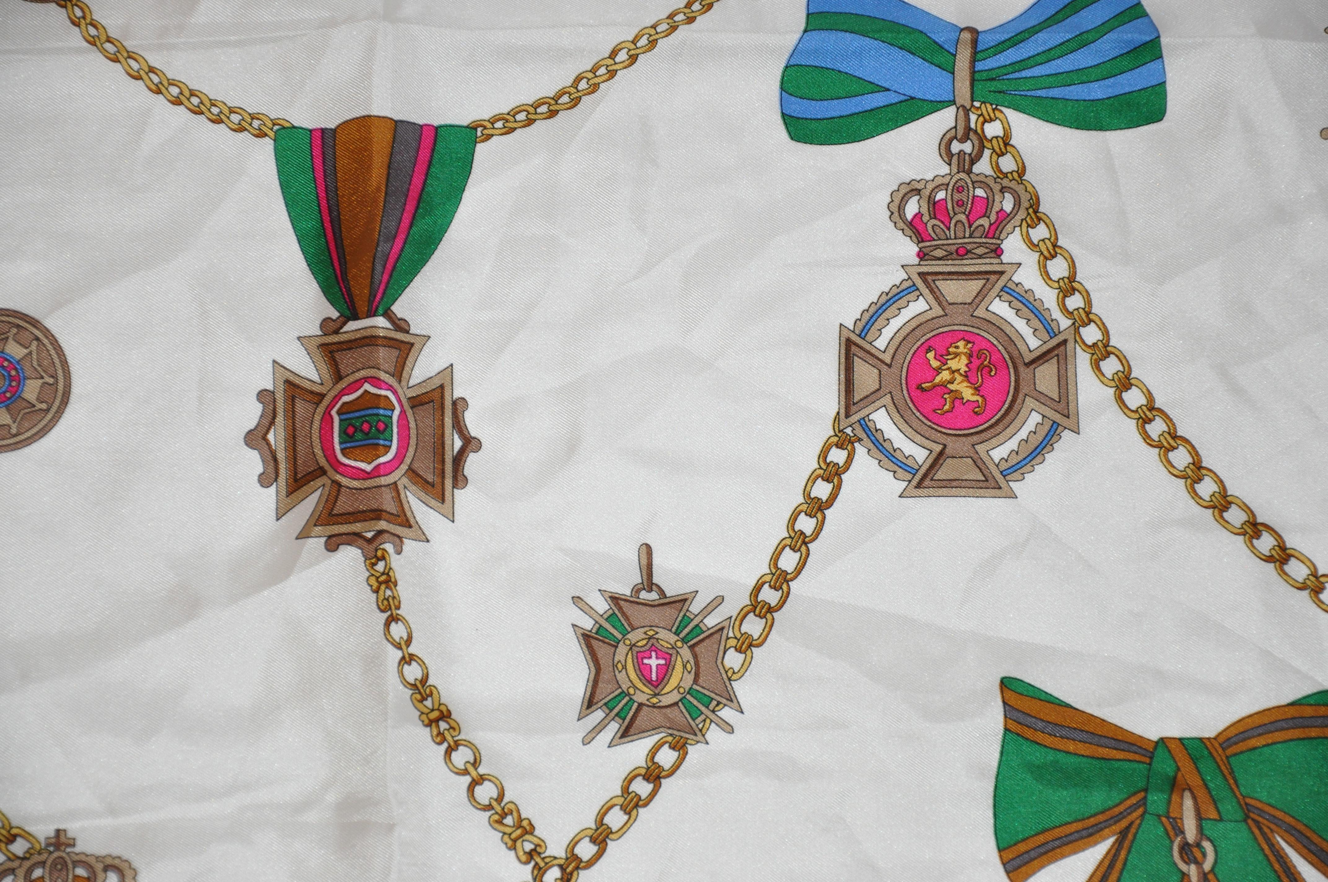 Écharpe en soie multicolore à bordure fuchsia et ivoire « Multi Royal Badges » Bon état - En vente à New York, NY