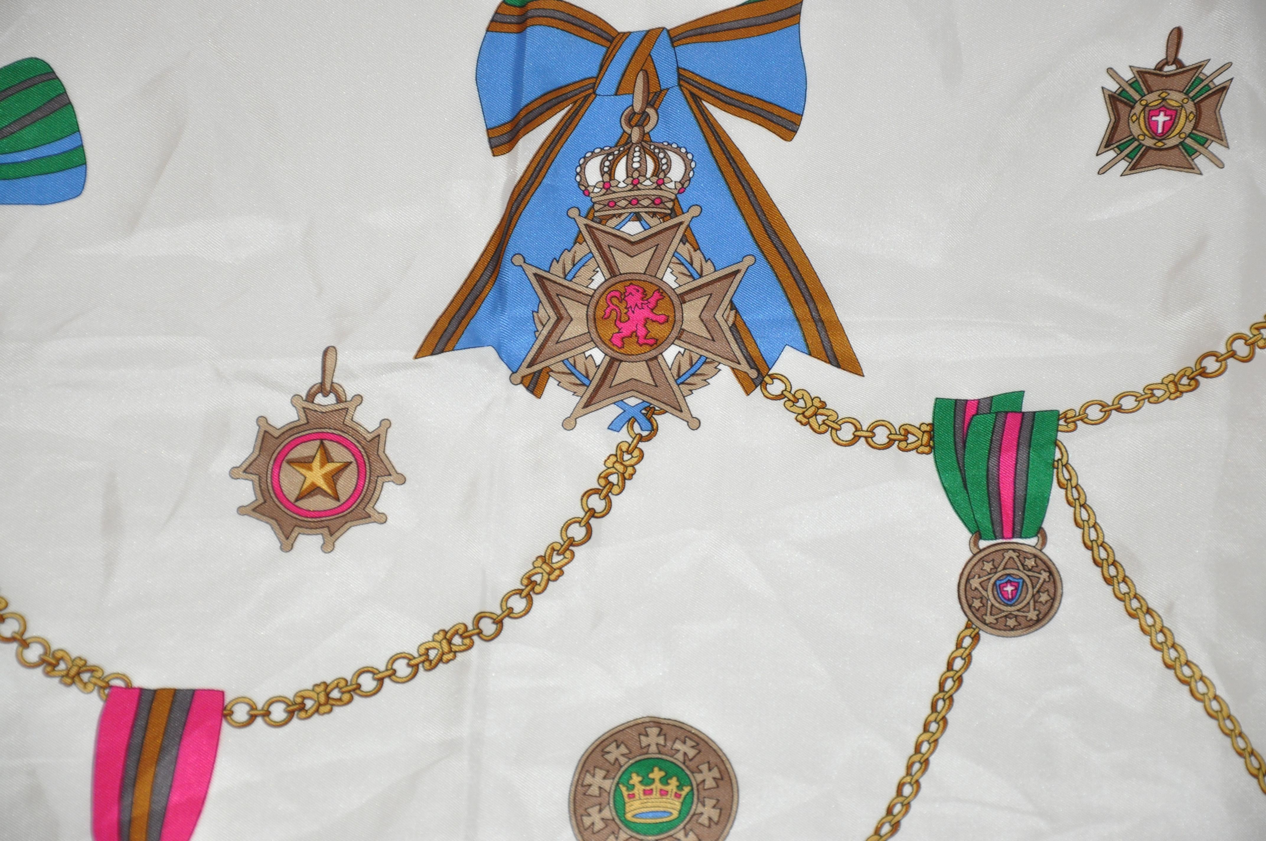 Écharpe en soie multicolore à bordure fuchsia et ivoire « Multi Royal Badges » Unisexe en vente