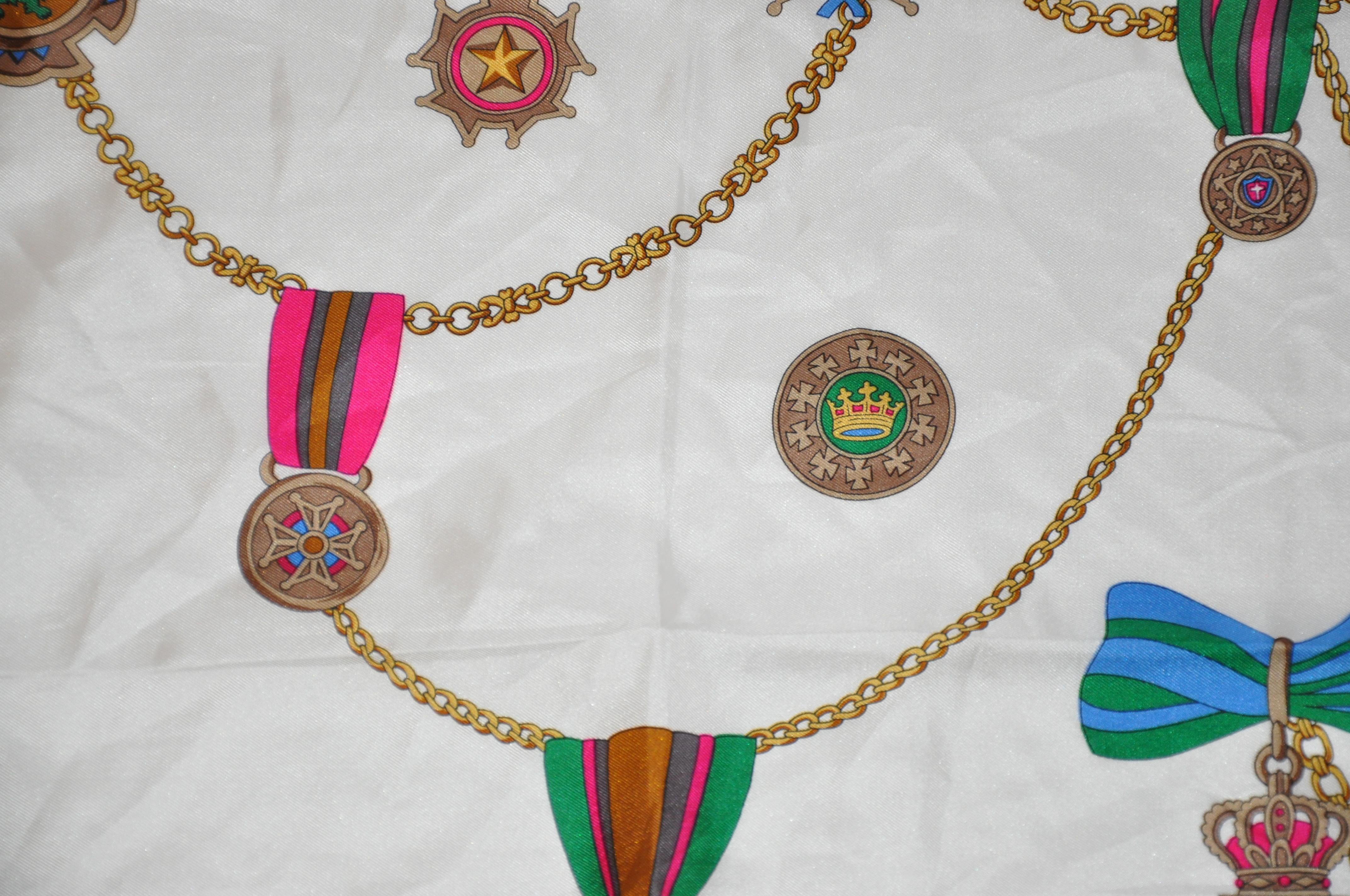 Écharpe en soie multicolore à bordure fuchsia et ivoire « Multi Royal Badges » en vente 1