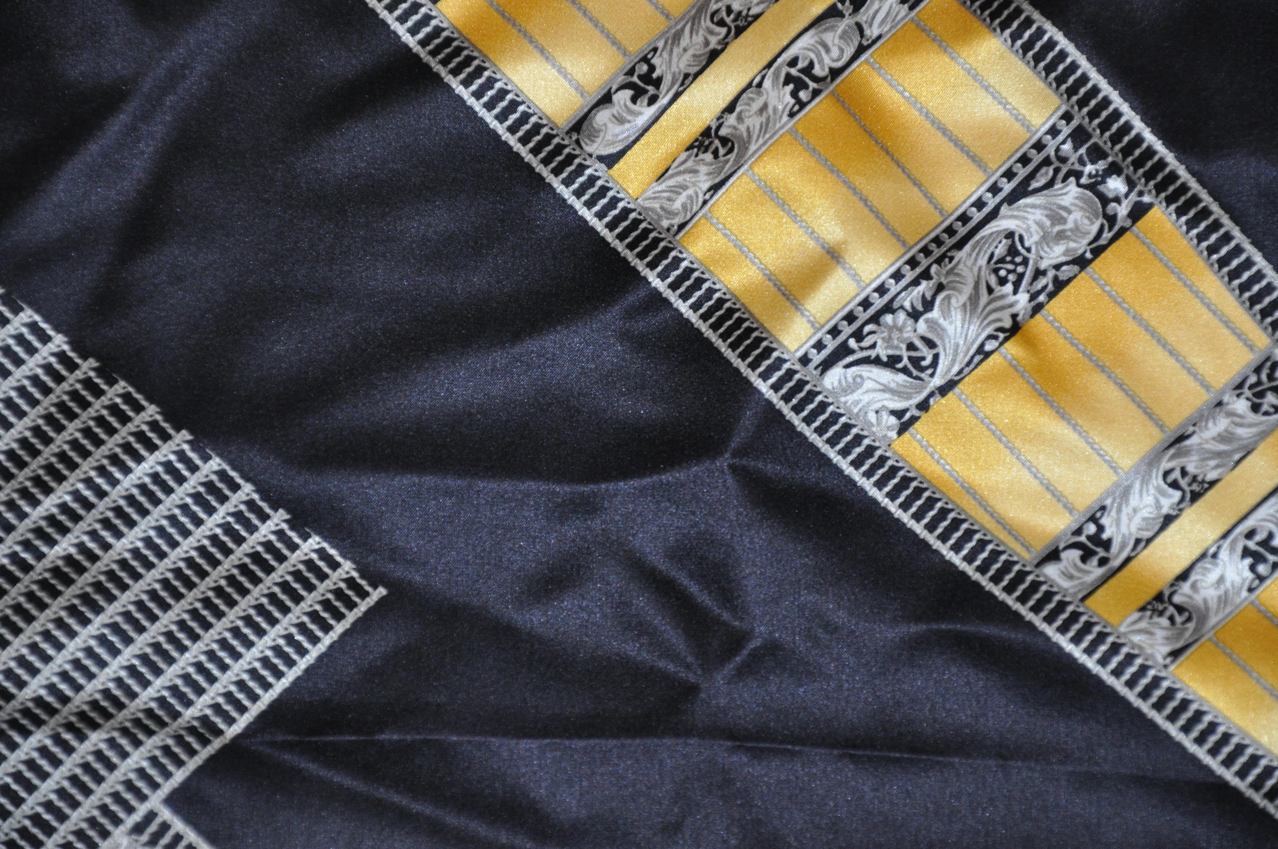        Majestätische vergoldetes Gold mit schwarz und grau Detaillierung Seide Crepe di Chine Herren Taschentuch ist mit handgerollten Kanten fertig und misst 12 Zoll von 12 1/2 Zoll. Hergestellt in Italien.