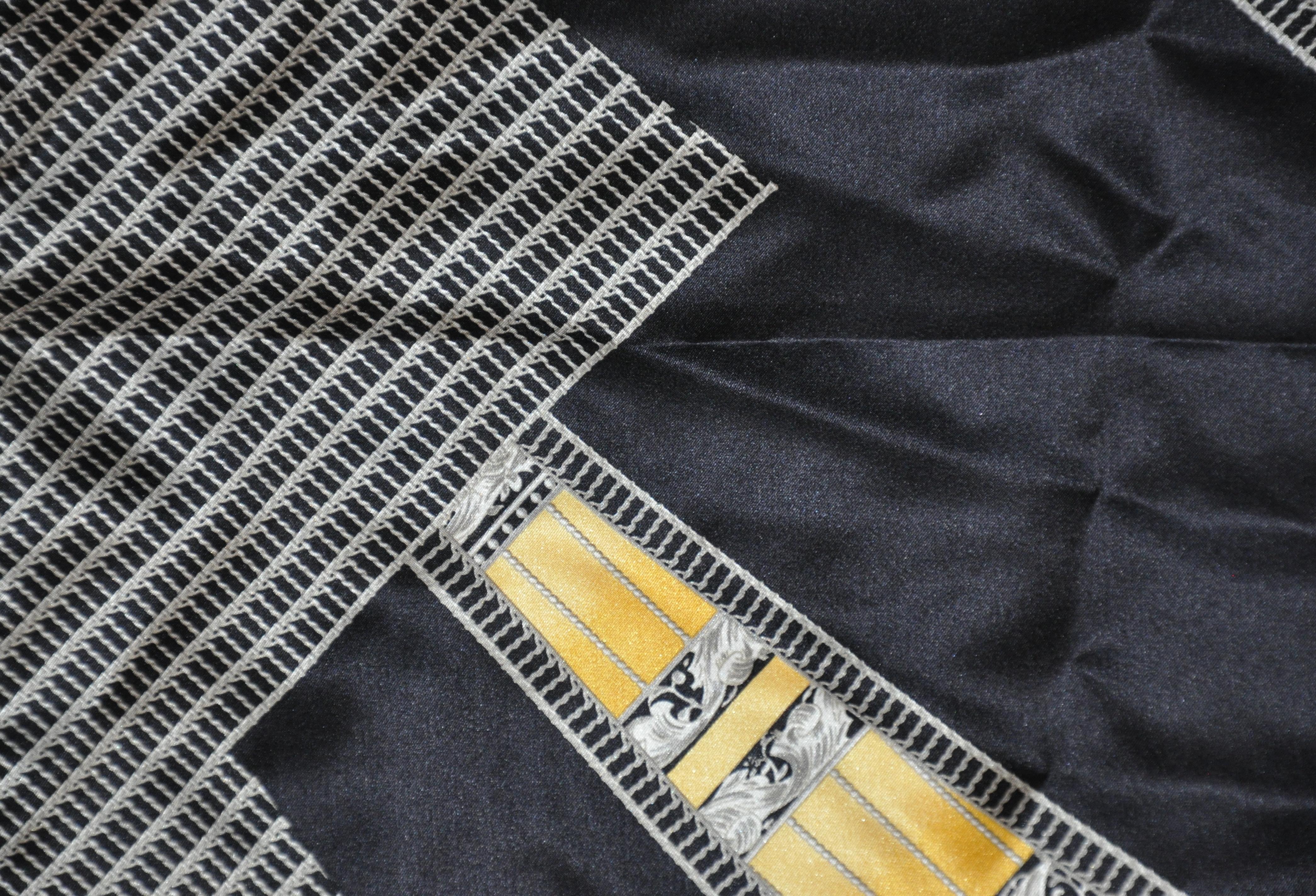 Majestic Handtaschentuch aus Seidenkrepp di Chine, vergoldetes Gold mit schwarz-grauen Details (Schwarz) im Angebot