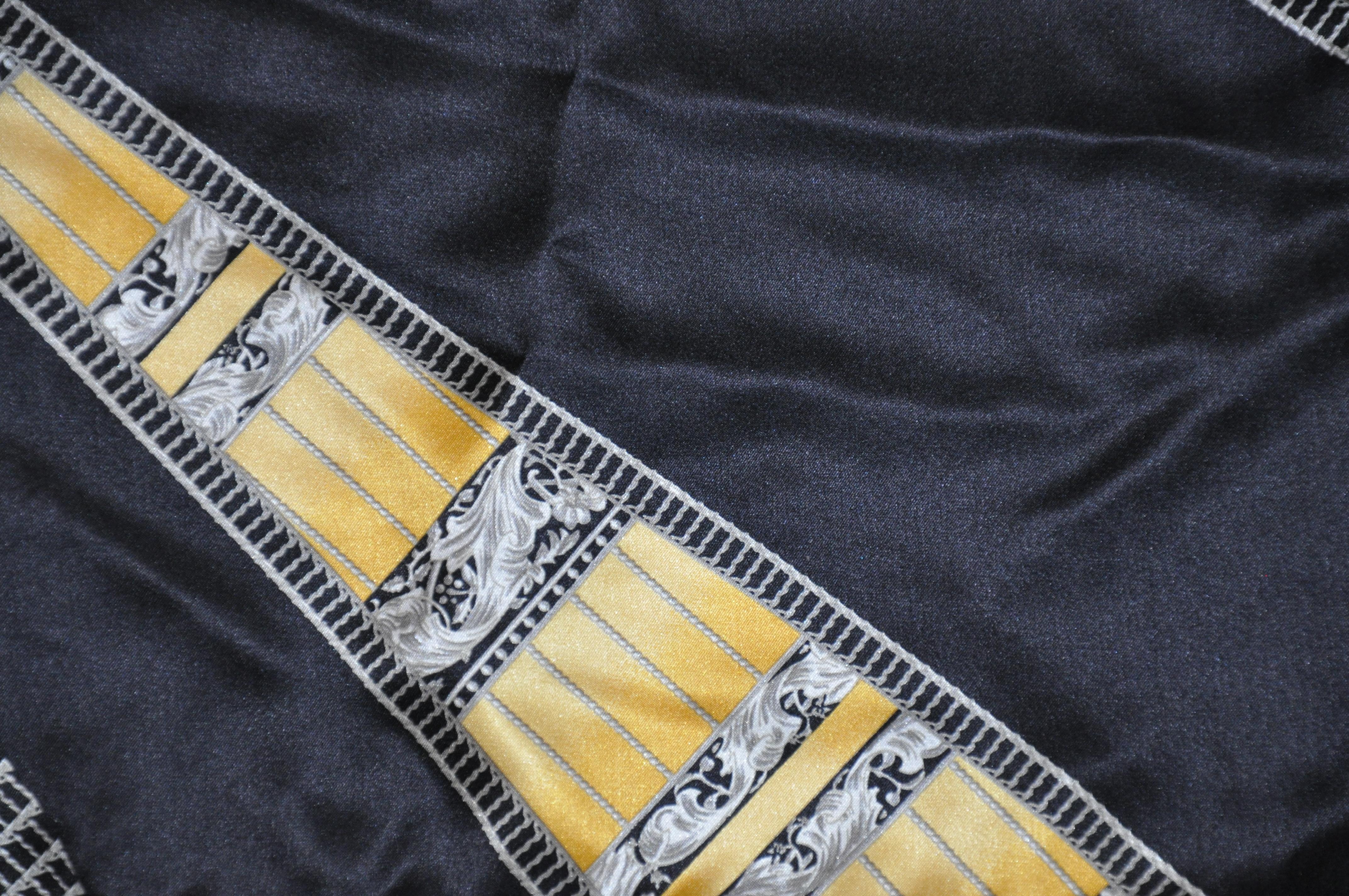 Majestic Handtaschentuch aus Seidenkrepp di Chine, vergoldetes Gold mit schwarz-grauen Details im Zustand „Gut“ im Angebot in New York, NY