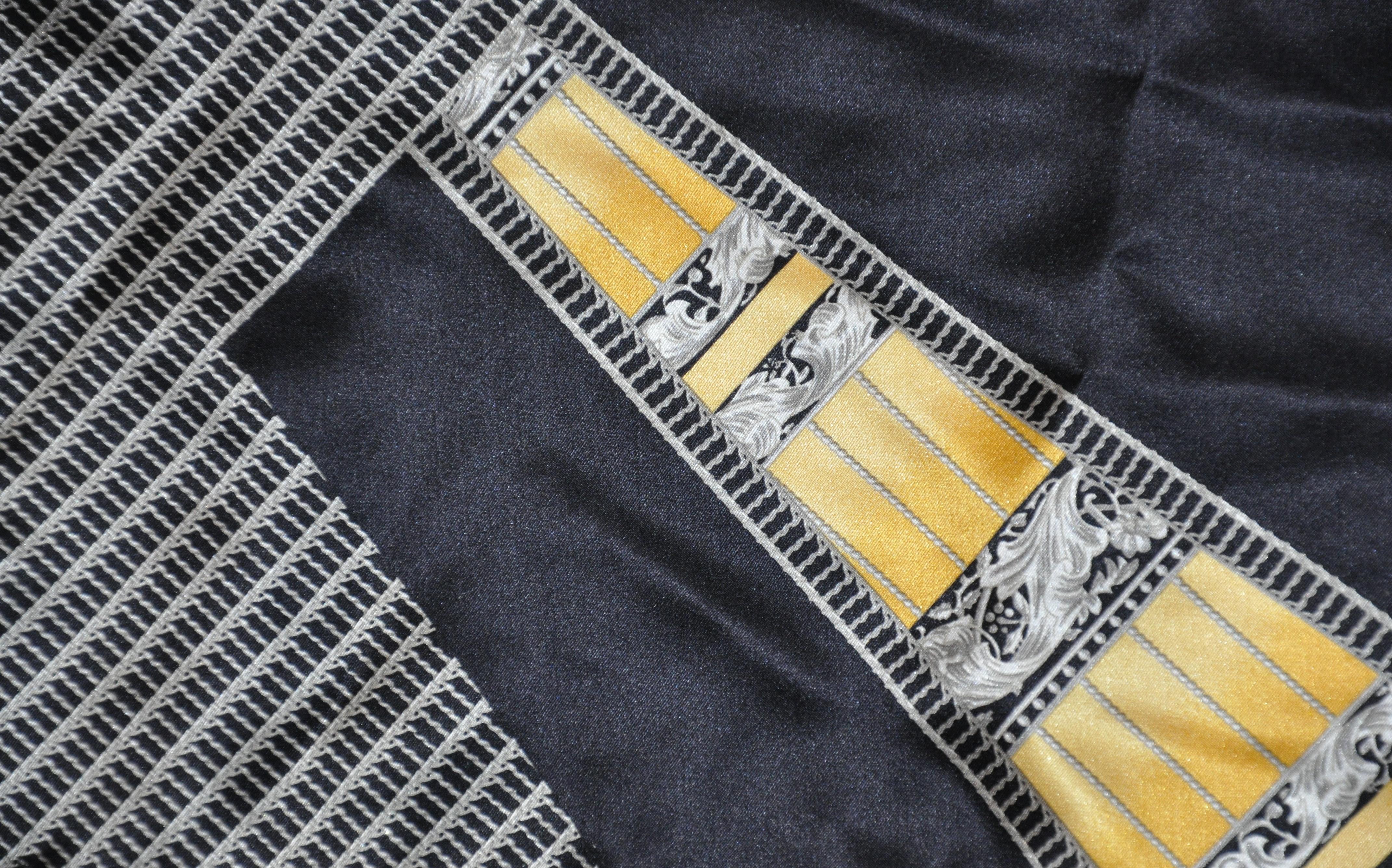 Majestic Handtaschentuch aus Seidenkrepp di Chine, vergoldetes Gold mit schwarz-grauen Details für Damen oder Herren im Angebot