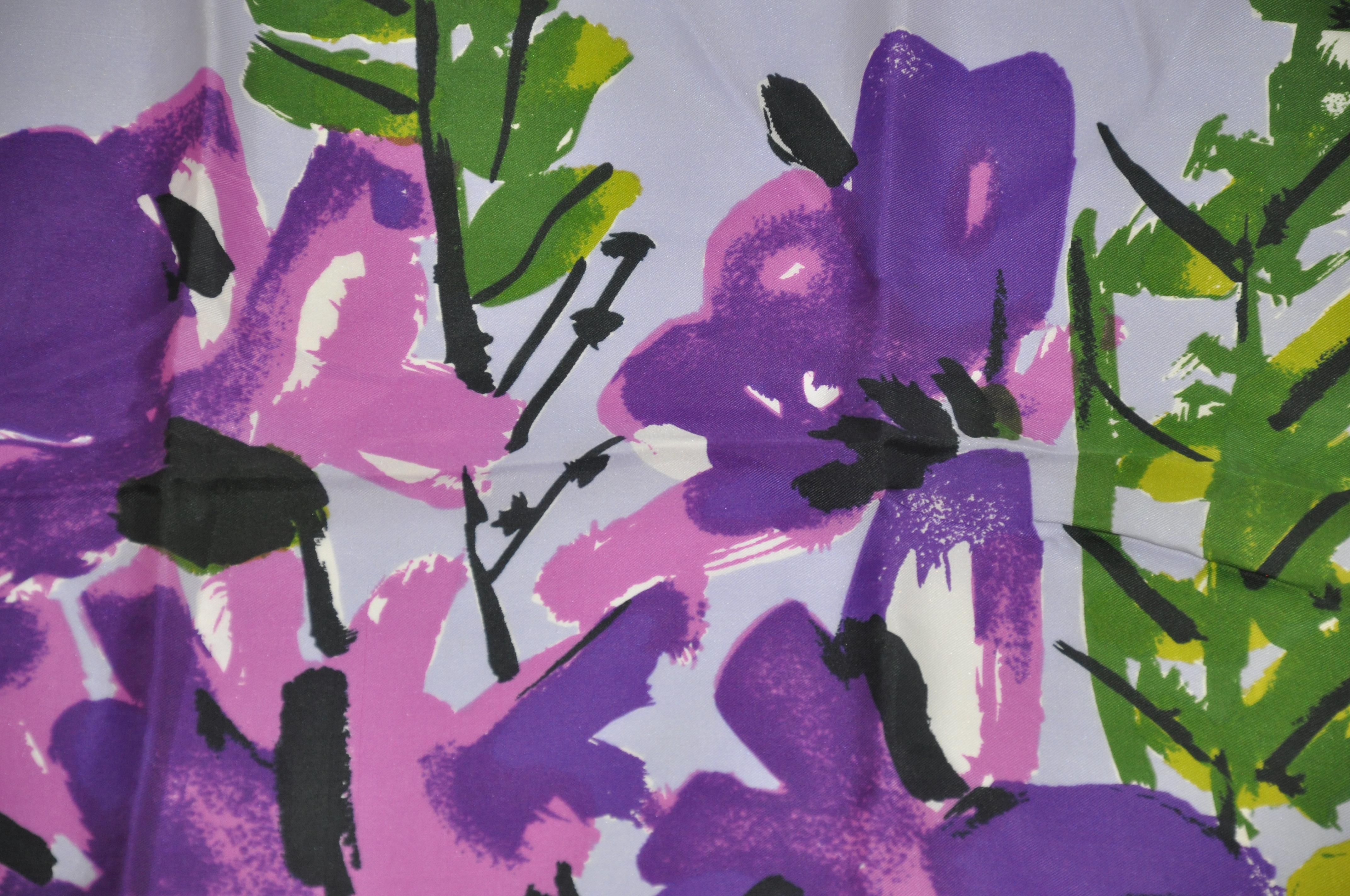 Vera - Écharpe « Wild Florals » audacieusement colorée de violets et de lavandes Bon état - En vente à New York, NY