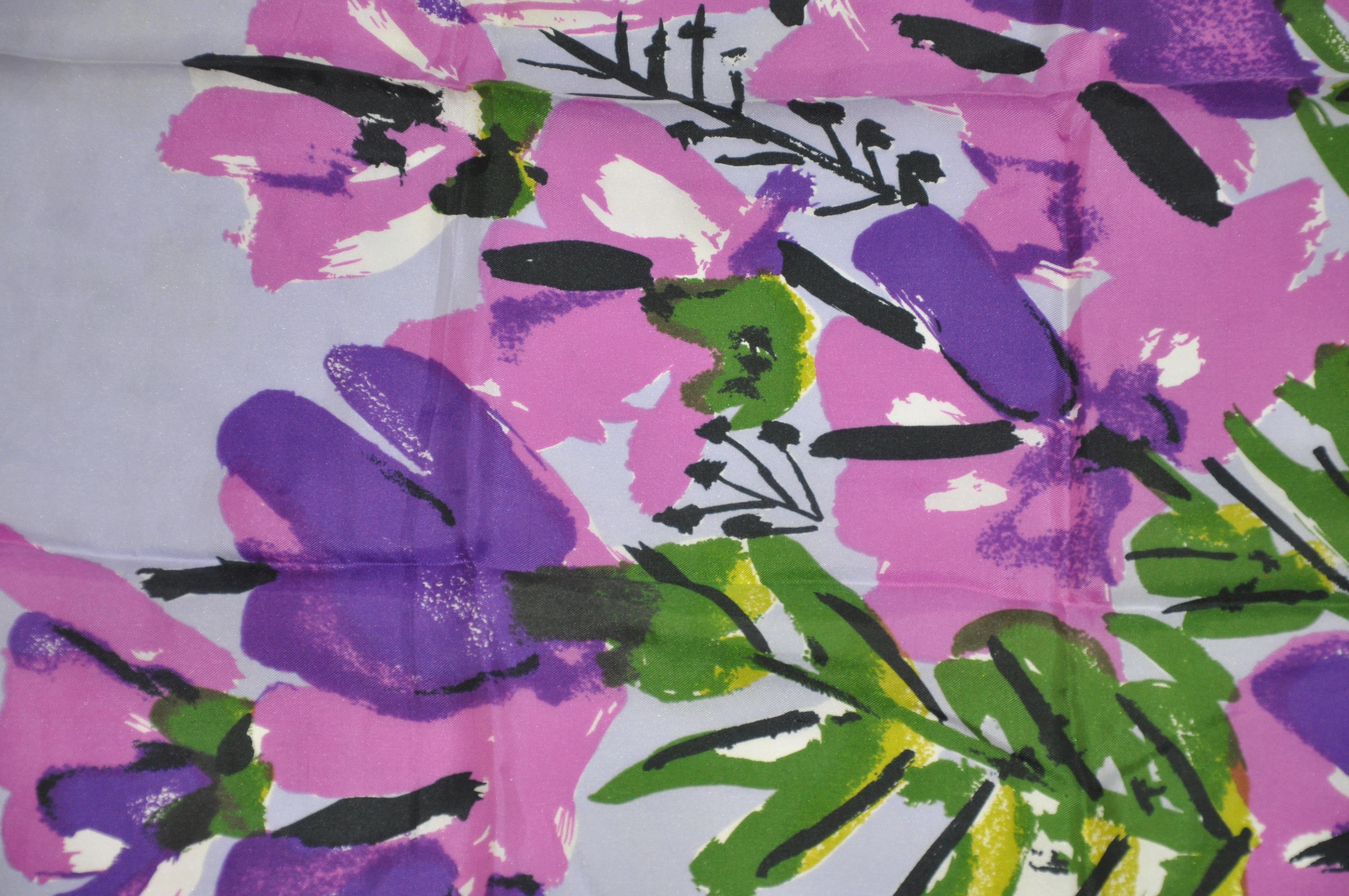 Vera - Écharpe « Wild Florals » audacieusement colorée de violets et de lavandes en vente 1