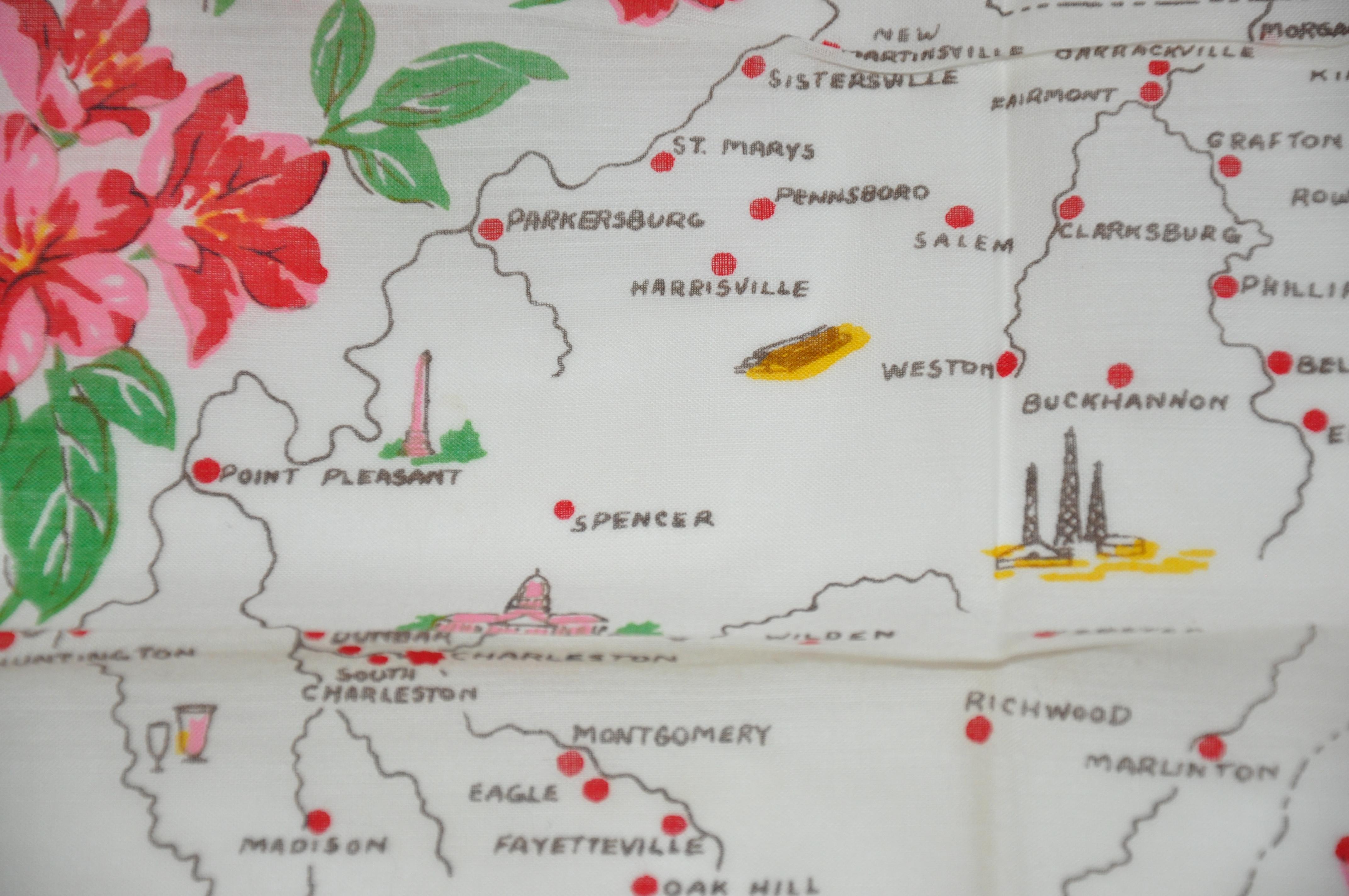 „West Virginia“-Handtaschentuch aus Baumwolle in Creme mit roten Blumen und Wellenschliff (Weiß) im Angebot