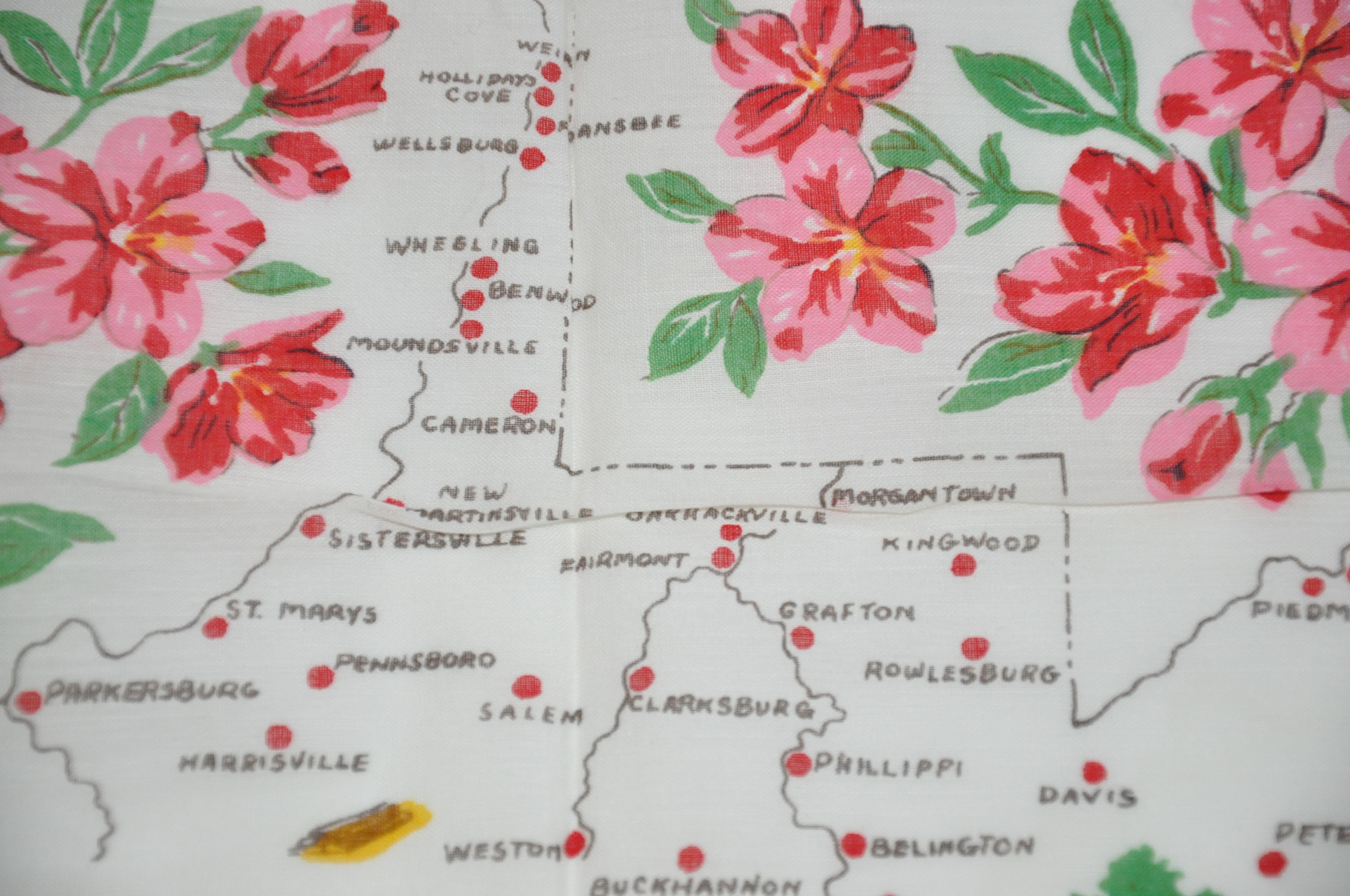 „West Virginia“-Handtaschentuch aus Baumwolle in Creme mit roten Blumen und Wellenschliff im Zustand „Gut“ im Angebot in New York, NY
